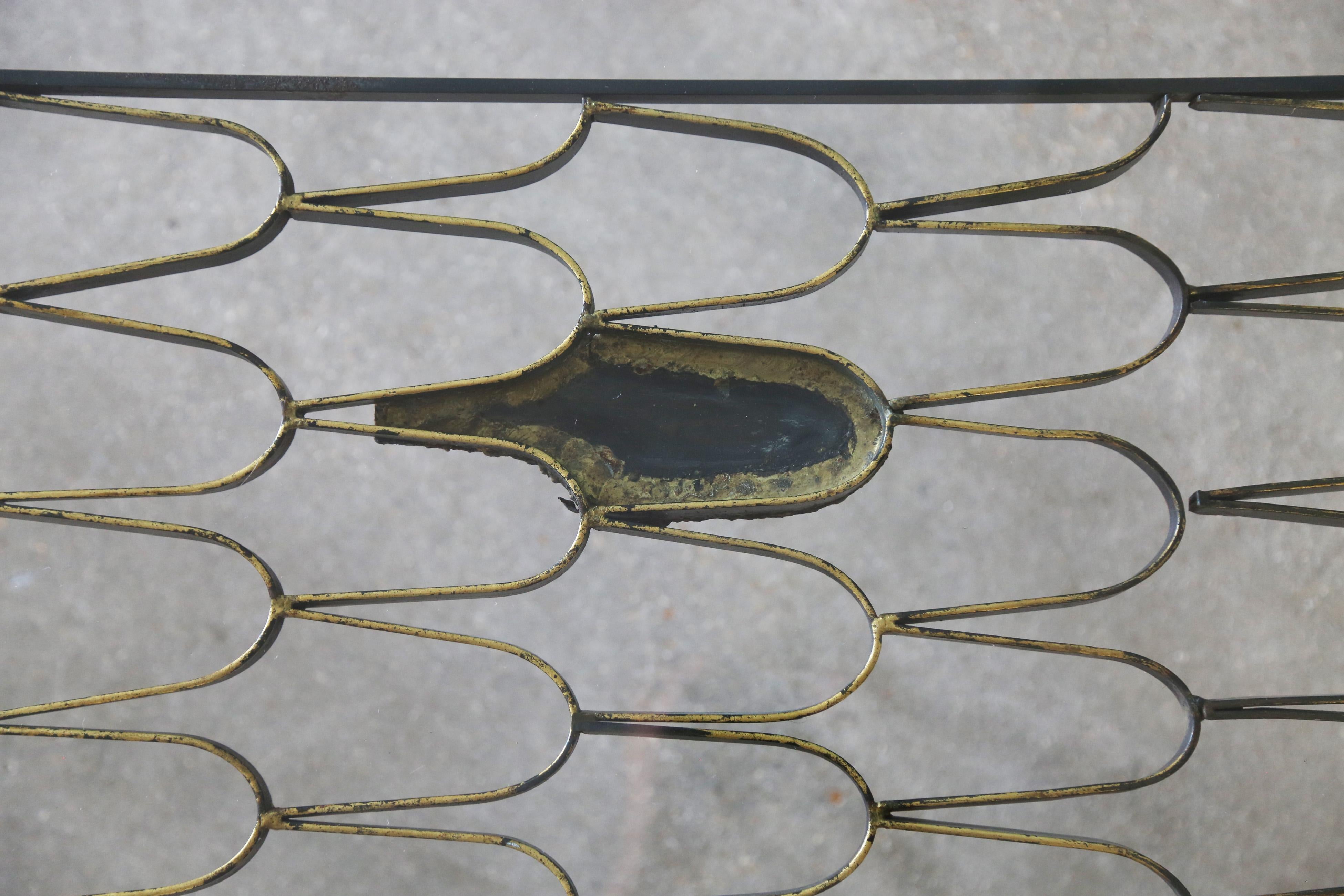 Metà XX secolo 1960 Paul Evans Studio Looping Tavolino Scala di Pesce Oro Dorato in vendita