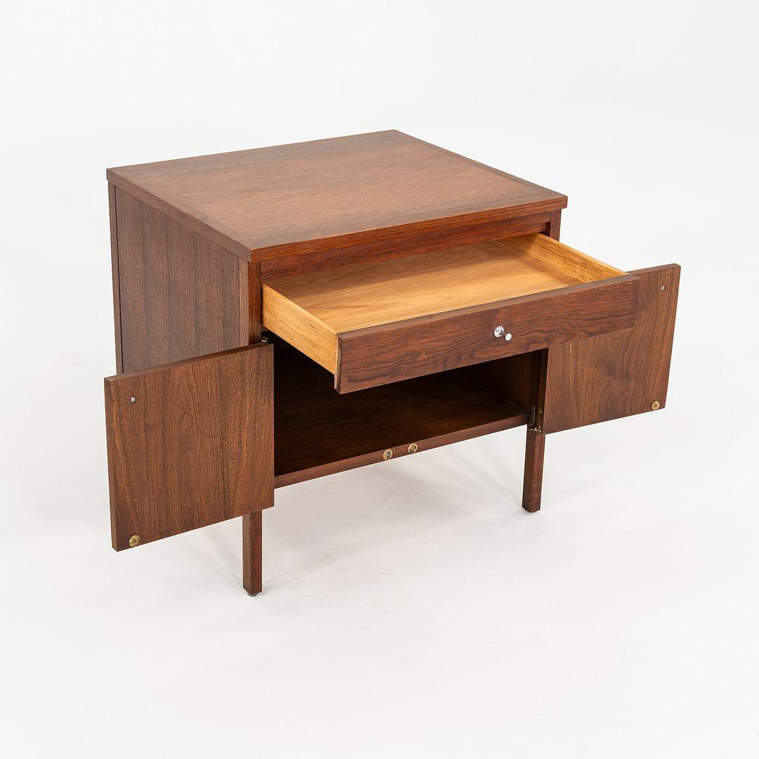 1960 Paul McCobb Delin Cabinet en noyer Table de nuit pour Lane Altavista Bon état - En vente à Philadelphia, PA
