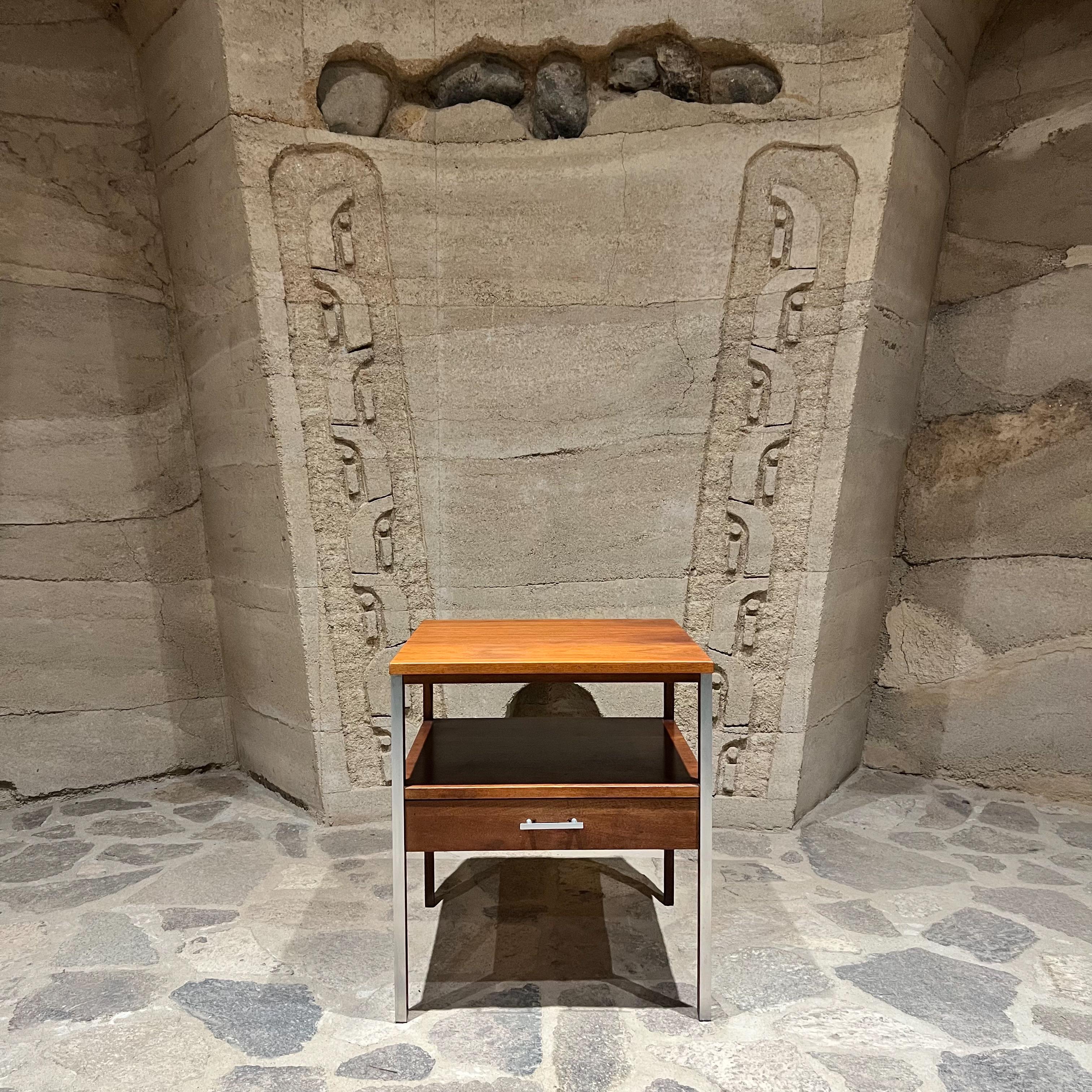 Pour votre considération une table d'appoint vintage Design/One par Paul McCobb pour Calvin Furniture Co.  Designs/One  avec tiroir
Noyer et aluminium

Label présent
24 h x 21 x 21
État vintage original avec finition rafraîchie par le haut
Se