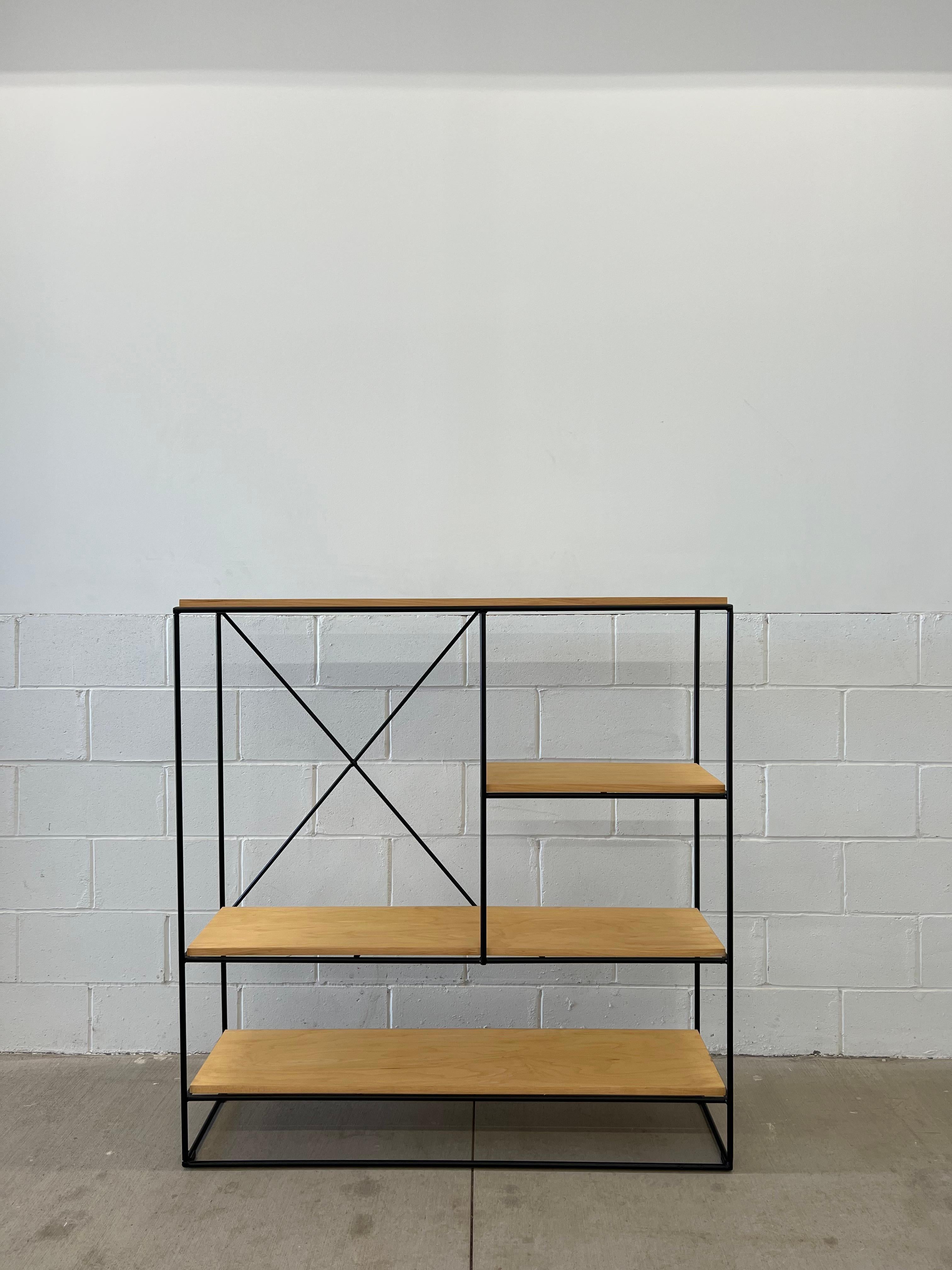 Paul McCobb per Winchendon, libreria Planner Group, USA, anni '50, acero, ferro battuto.