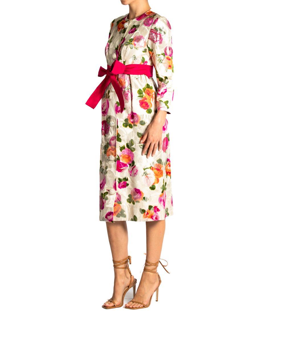 1960S PAUL WHITNEY Vestido con estampado floral en brocado de mezcla de seda metalizada con botones de racimo de cristal y cinturón de faja rosa