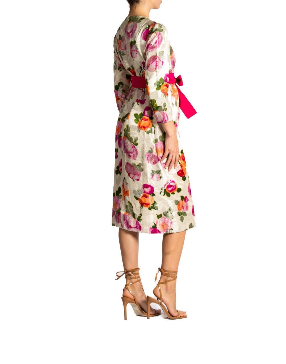 1960S PAUL WHITNEY Floral Print Metallic Silk Blend Brocade Coat Dress With Cry en venta 1