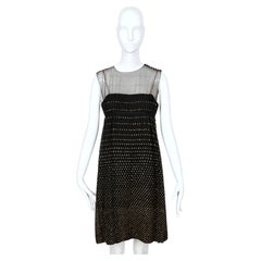 1960 Pauline Trigère Vestido negro de cintura imperio con corpiño escarpado y brillos