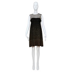 1960 Pauline Trigère Vestido negro de cintura imperio con corpiño escarpado y brillos