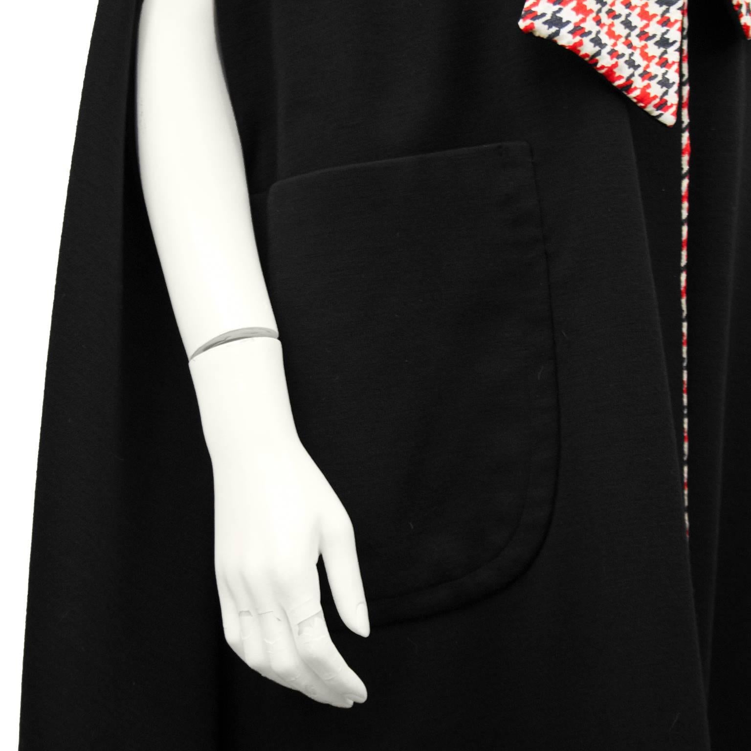 Pauline Trigere Black Jersey Cape with Black and Red Houndstooth Lining, 1960s In Excellent Condition For Sale In Toronto, Ontario