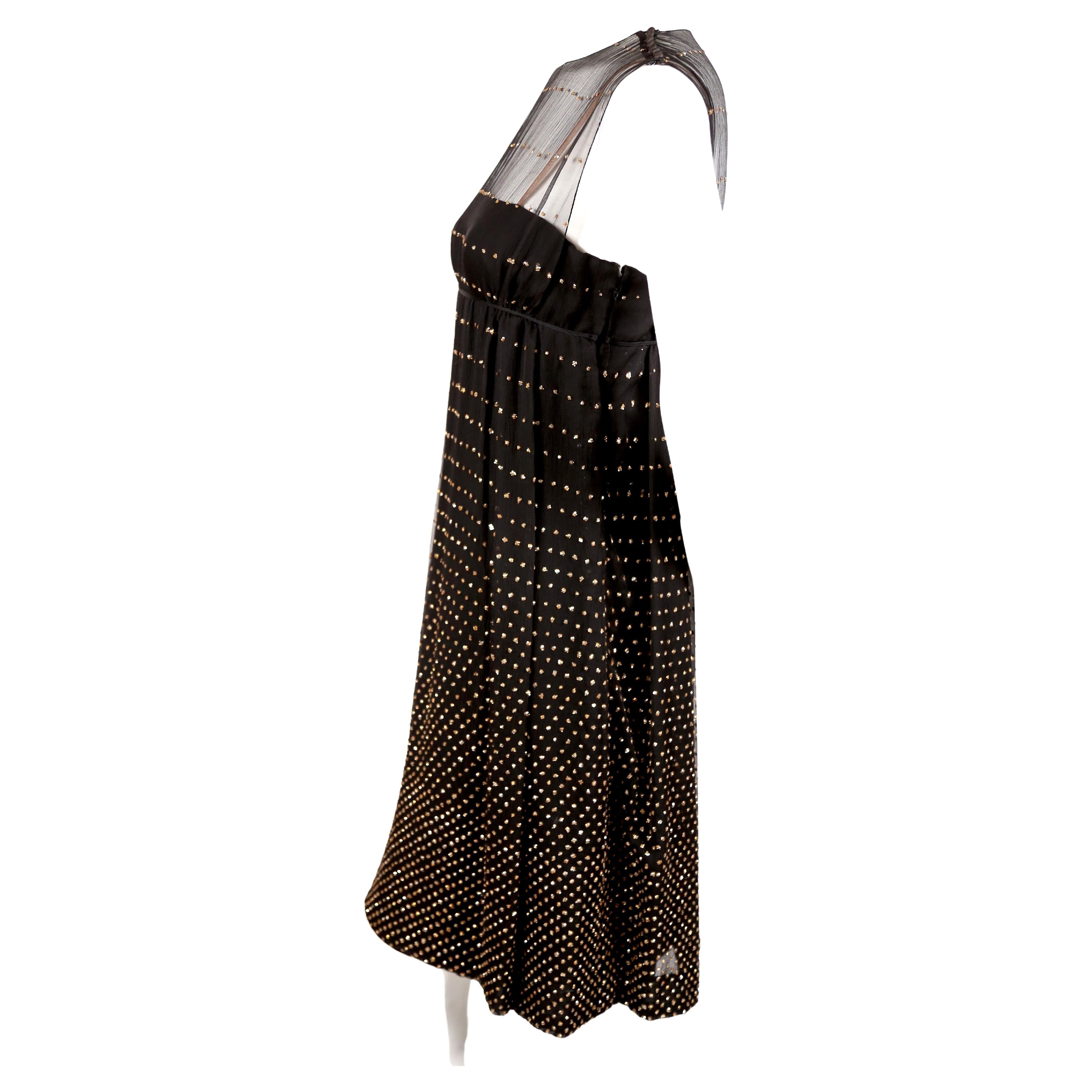 Robe en soie noire de jais avec des rayures en paillettes dessinée par Pauline Trigere datant des années 1960. Convient le mieux à une taille de 2 à 4. Mesure approximative du buste : 32-33