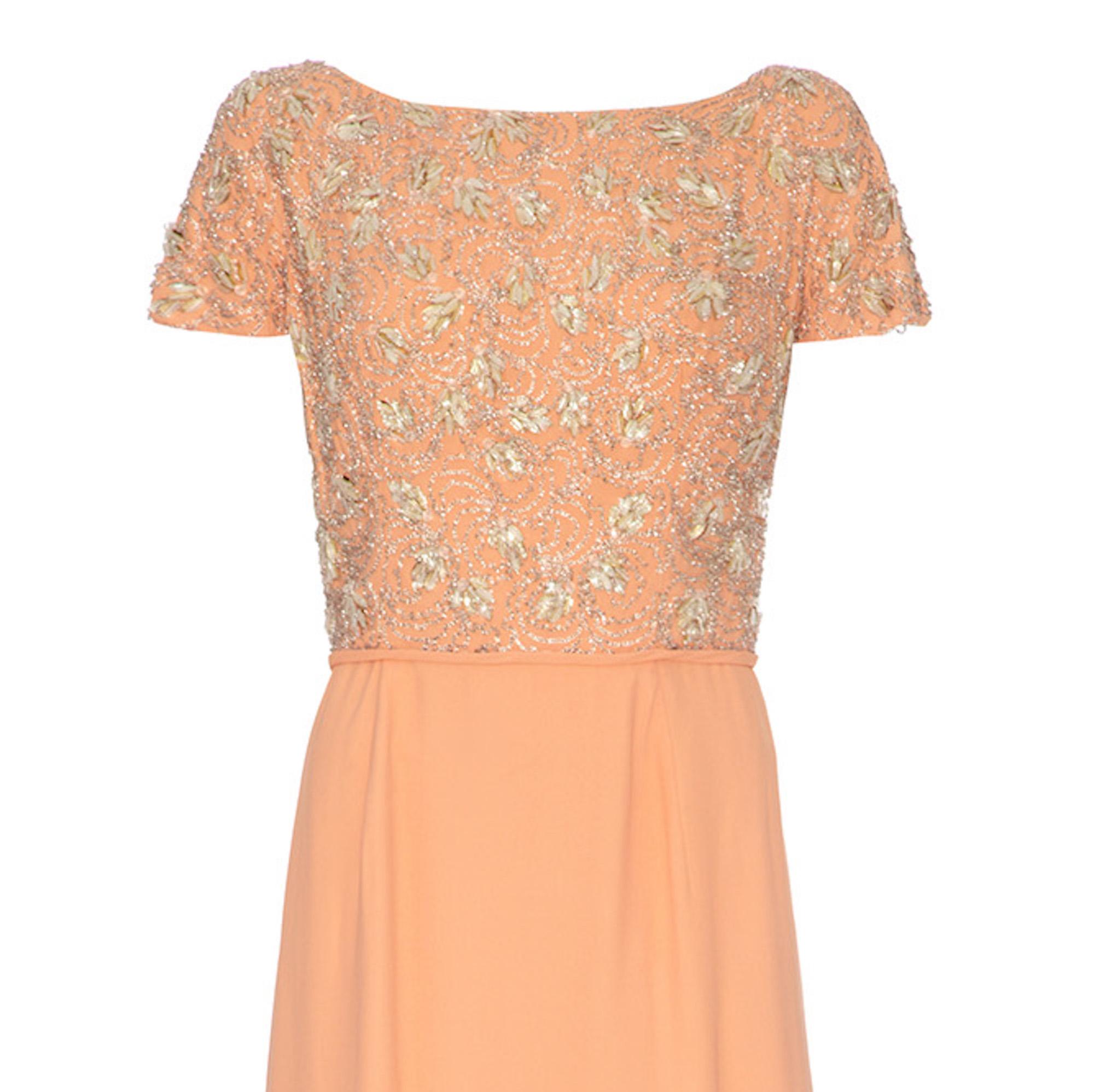 Couture Kleid mit perlenbesetztem Mieder aus pfirsichfarbenem Krepp aus den 1960er Jahren in voller Länge (Orange) im Angebot