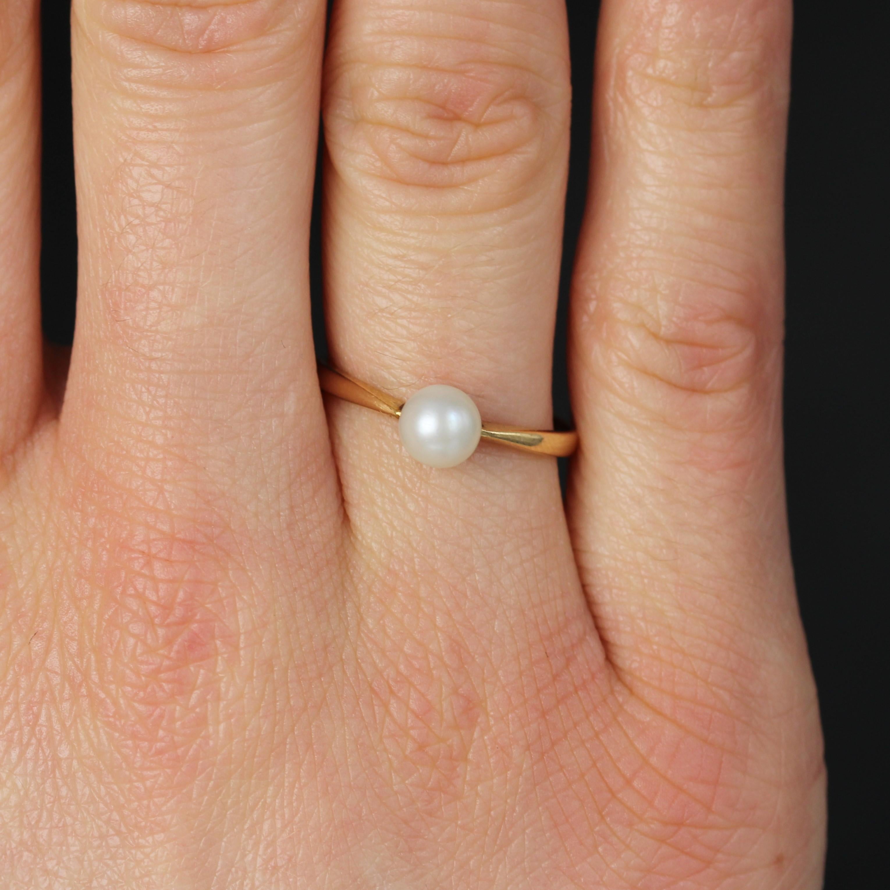 1960s Pearl 18 Karat Yellow Gold Solitaire Ring In Good Condition For Sale In Poitiers, FR