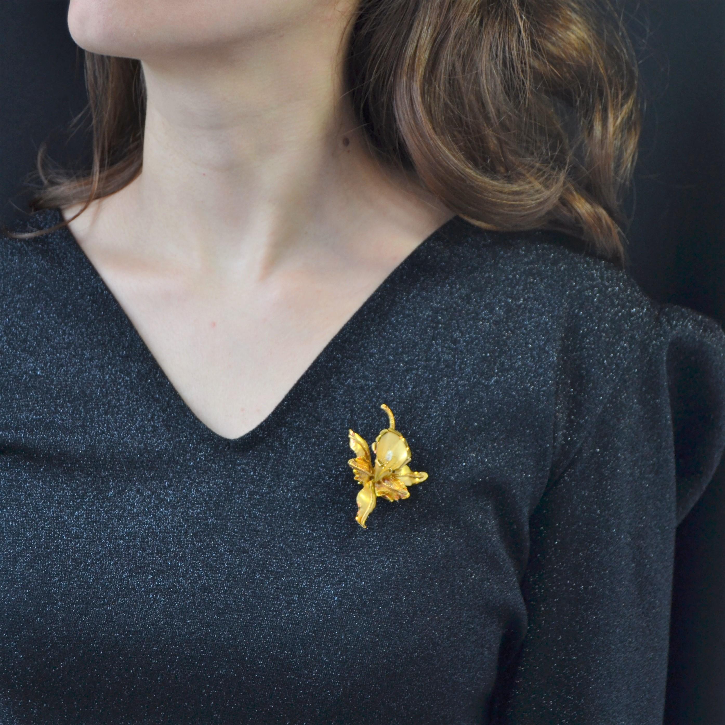 Brosche aus 18 Karat Gelbgold, eigene Punzierung.
Eine Lilienblume darstellend, präsentiert diese ästhetische Brosche aus antikem Gold ein Spiel von Ausführungen des Materials: gebürstet, ziseliert, glatt und strukturiert, ihm viel Erleichterung