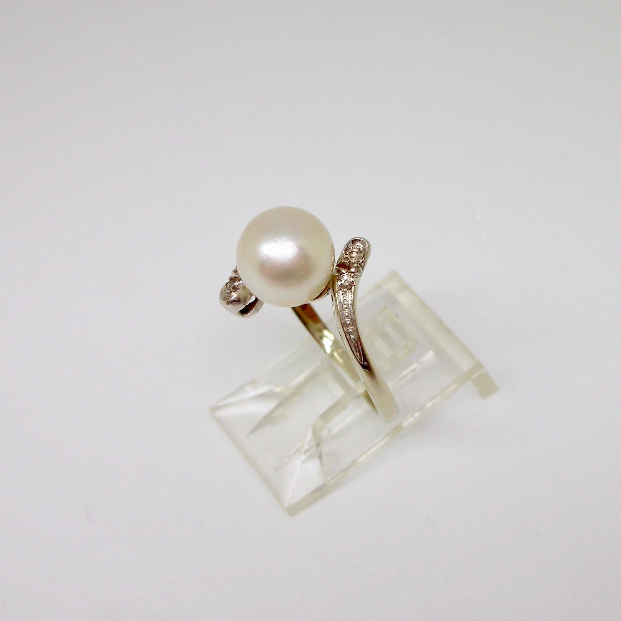 1960s ring set in 18ct white gold with a cultured Japanese pearl of 8mm in diameter and small round cut diamonds. 

Italian ring size: 10.5