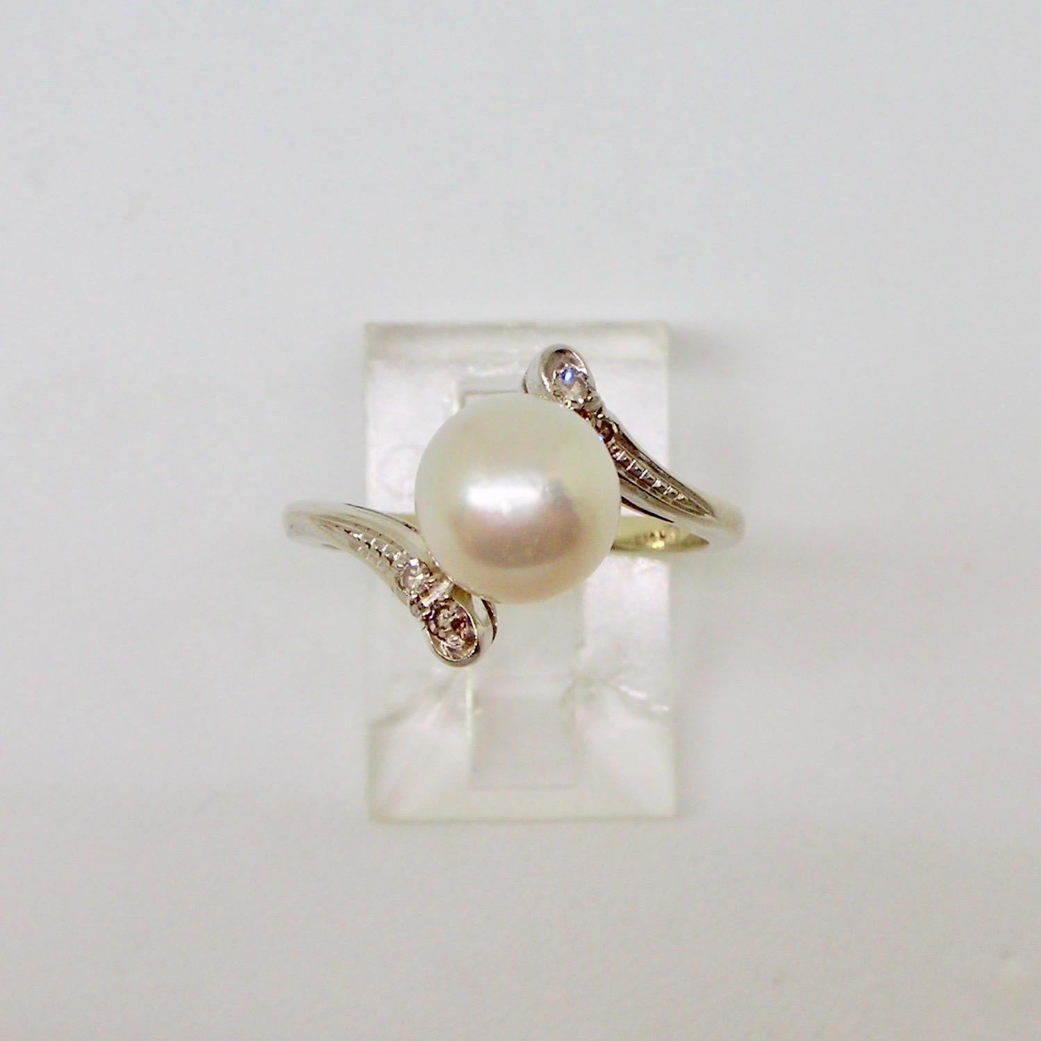 Round Cut 1960s Pearl and Diamonds Ring For Sale