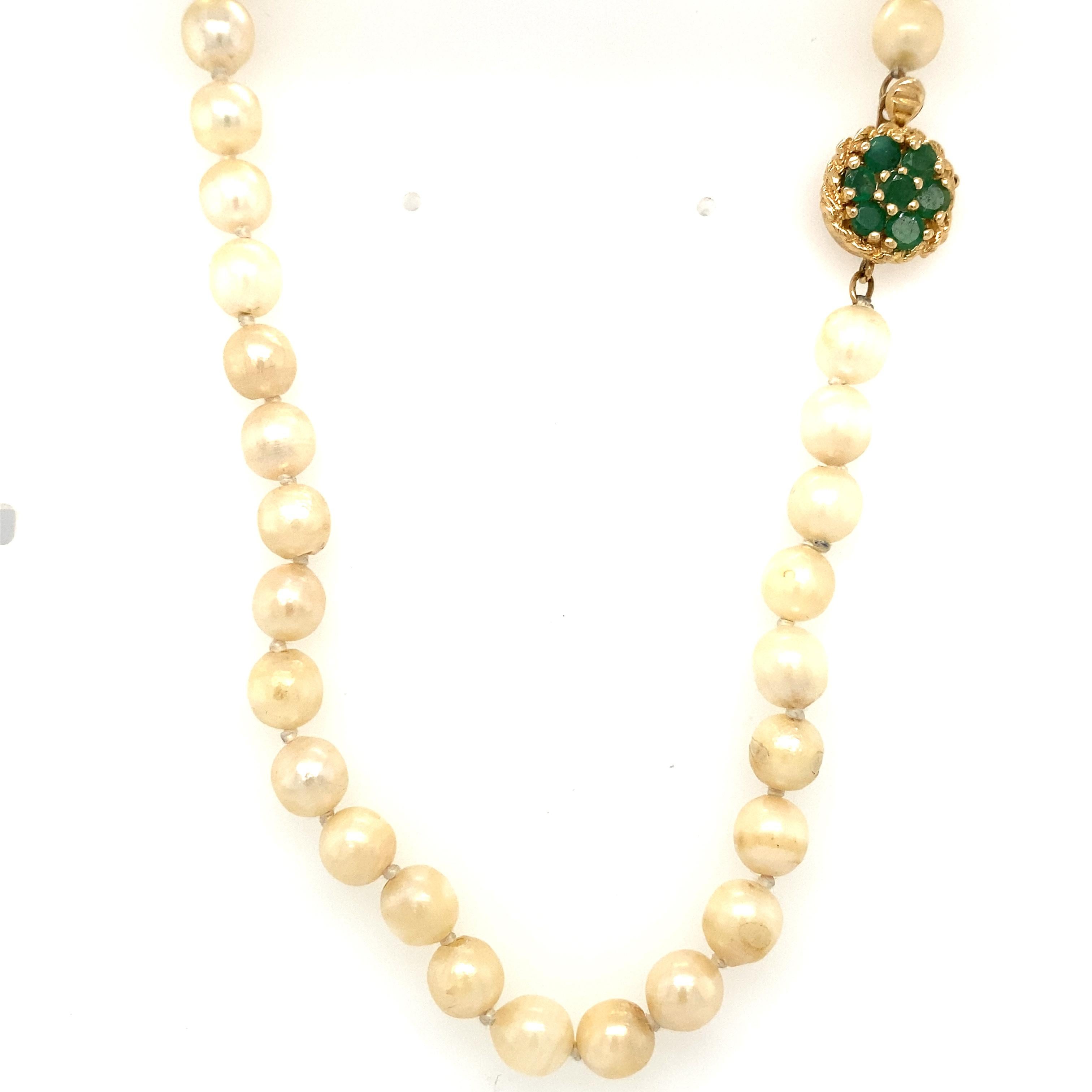 Retro 1960s Pearl Choker Strand with Emerald Clasp in 14 Karat Gold For Sale