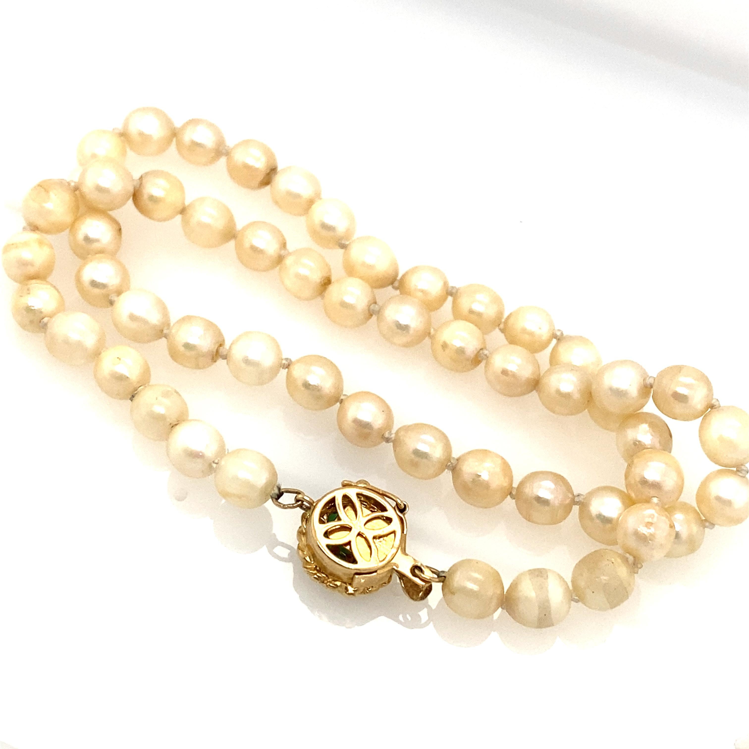 Perle 1960s Tour de cou en perles avec fermoir en émeraude en or 14 carats en vente