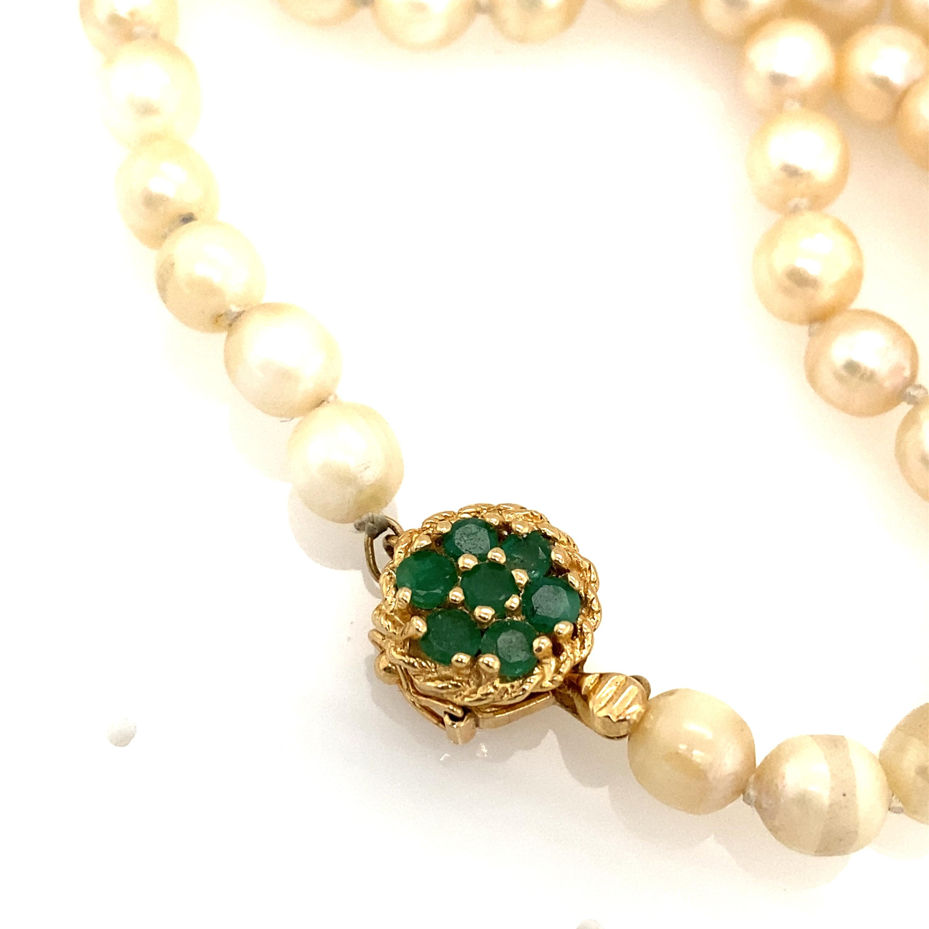1960s Tour de cou en perles avec fermoir en émeraude en or 14 carats Excellent état - En vente à Atlanta, GA