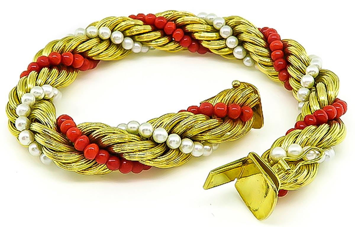 Bracelet en or, perles et corail, années 1960 Bon état - En vente à New York, NY
