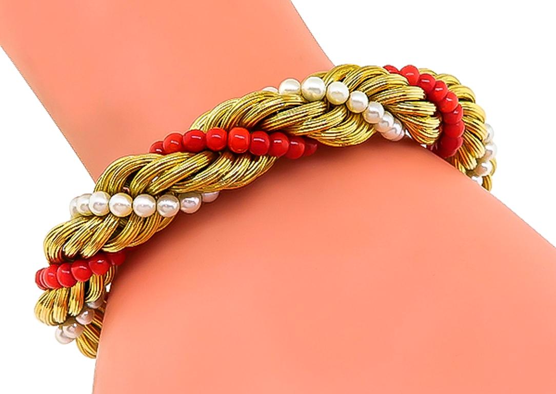 Bracelet en or, perles et corail, années 1960 Unisexe en vente