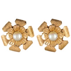 1960s Pearls 14 Karat Yellow Gold Flower Shaped Stud Earrings