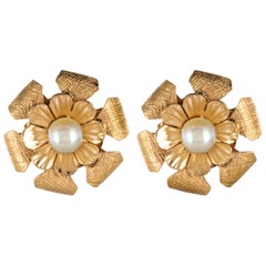 1960s Pearls 14 Karat Yellow Gold Flower Shaped Stud Earrings