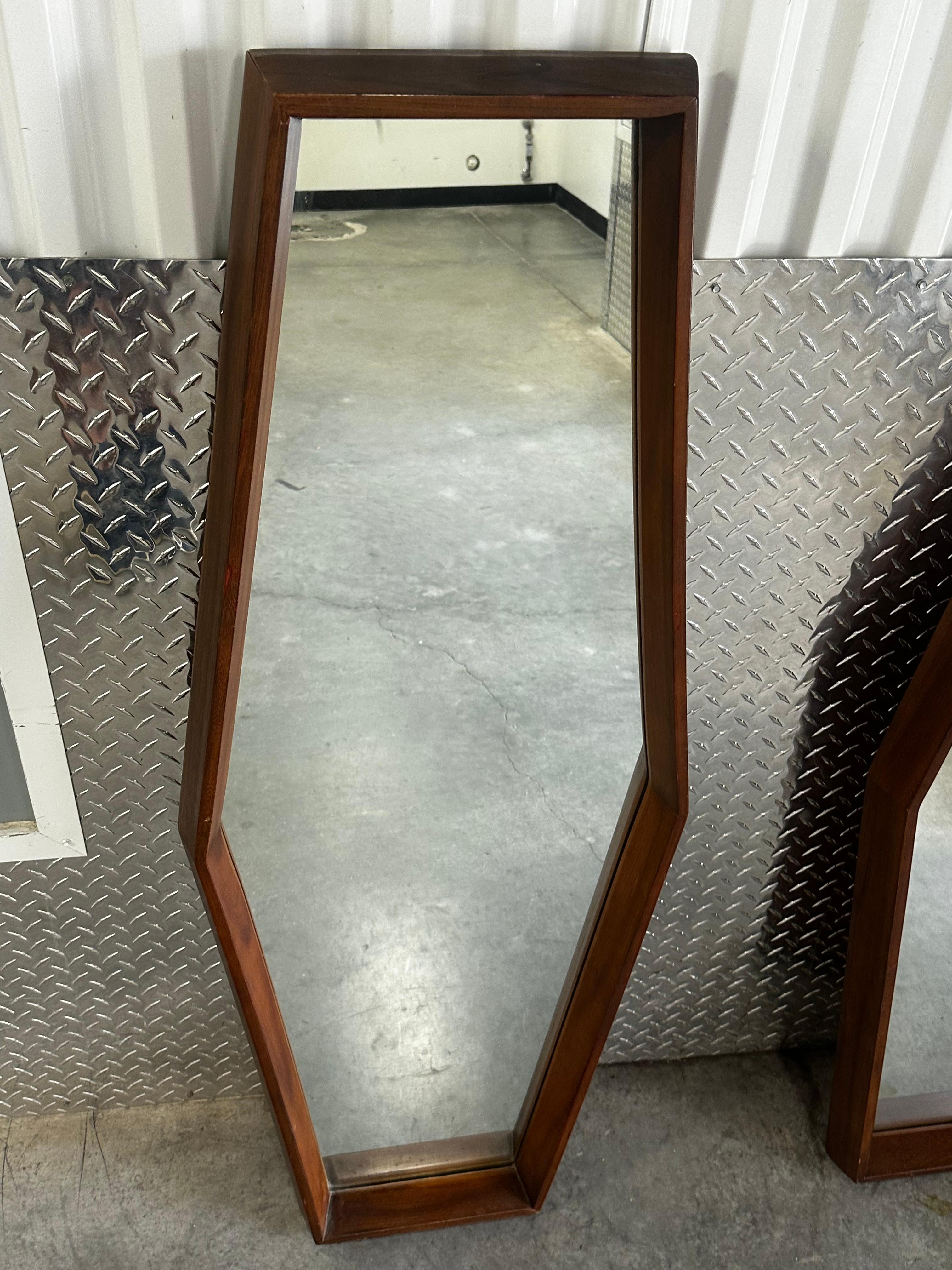 Specchi scultorei in noce in stile Pearsall degli anni '60, set di 2 in vendita 3