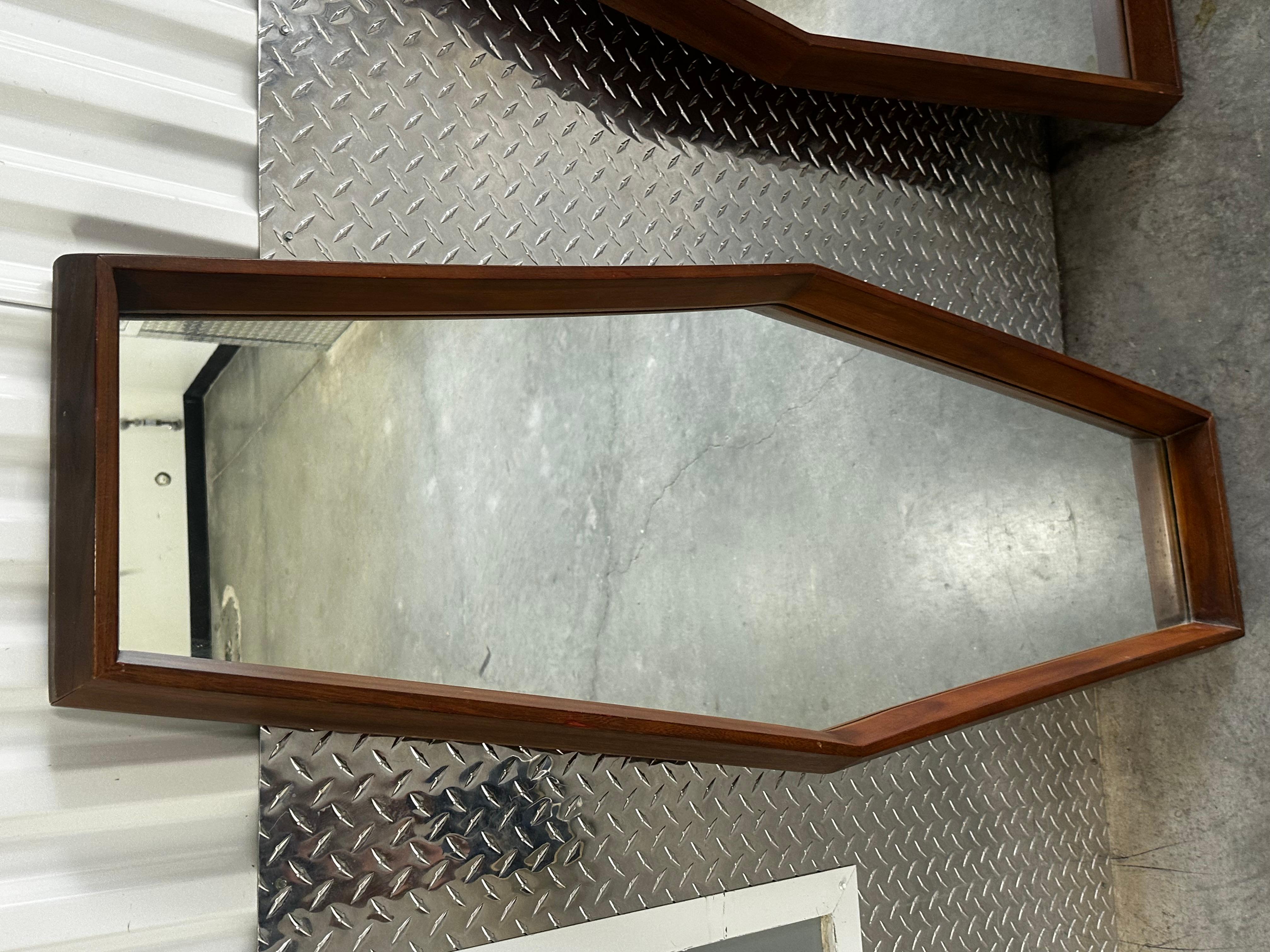Specchi scultorei in noce in stile Pearsall degli anni '60, set di 2 in vendita 3