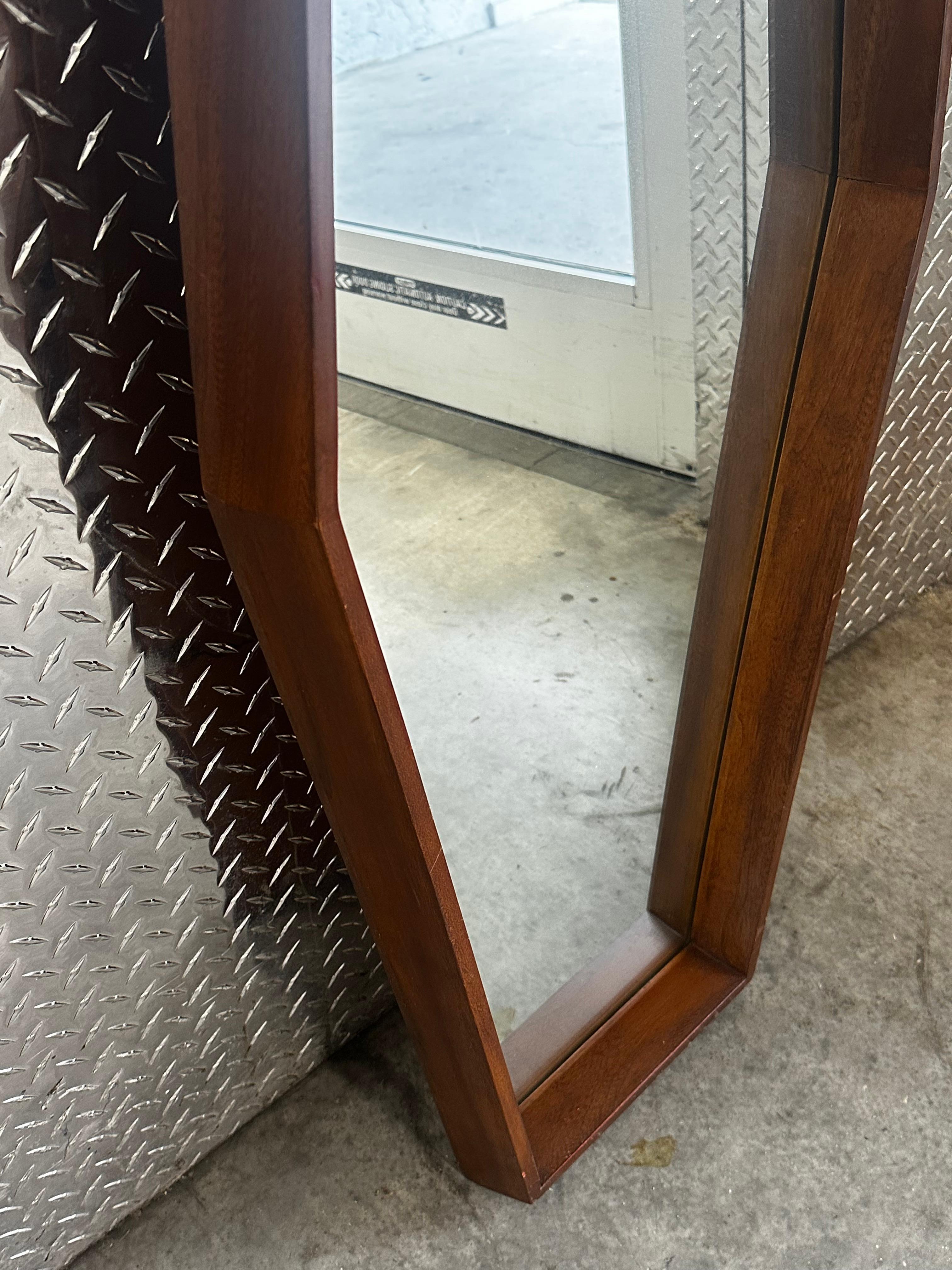 Specchi scultorei in noce in stile Pearsall degli anni '60, set di 2 in vendita 6