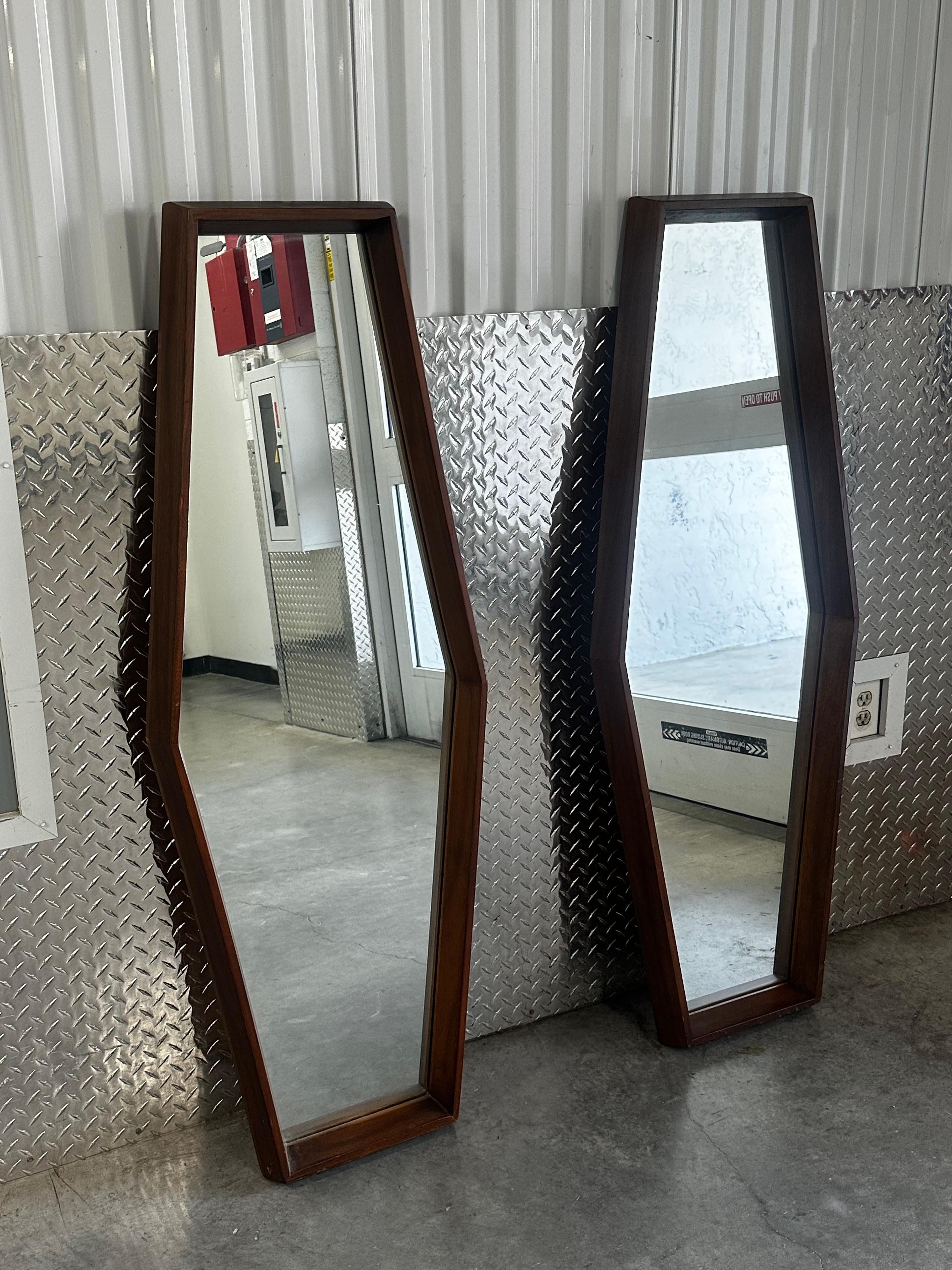 Mid-Century moderno Specchi scultorei in noce in stile Pearsall degli anni '60, set di 2 in vendita