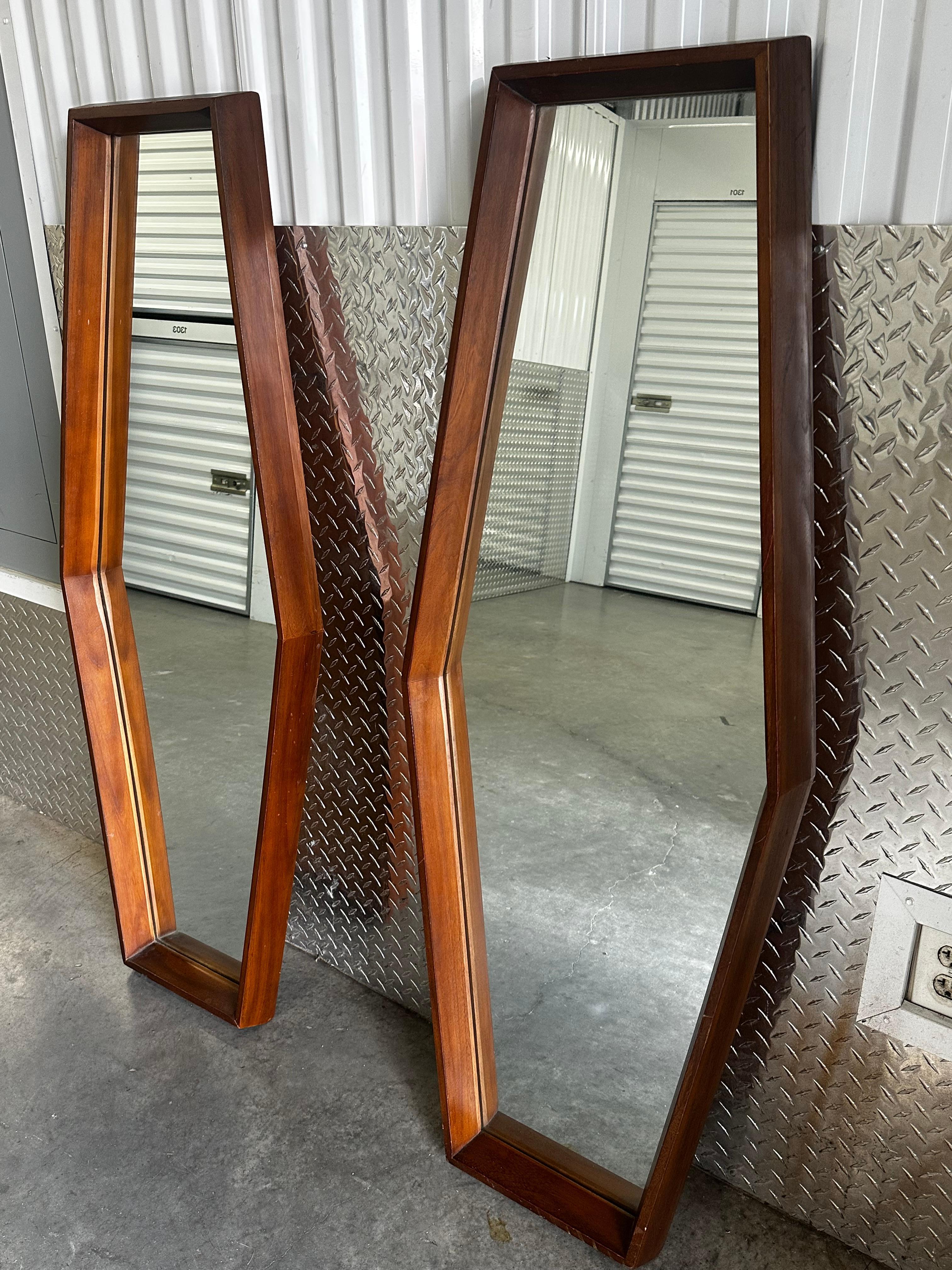 Americano Specchi scultorei in noce in stile Pearsall degli anni '60, set di 2 in vendita