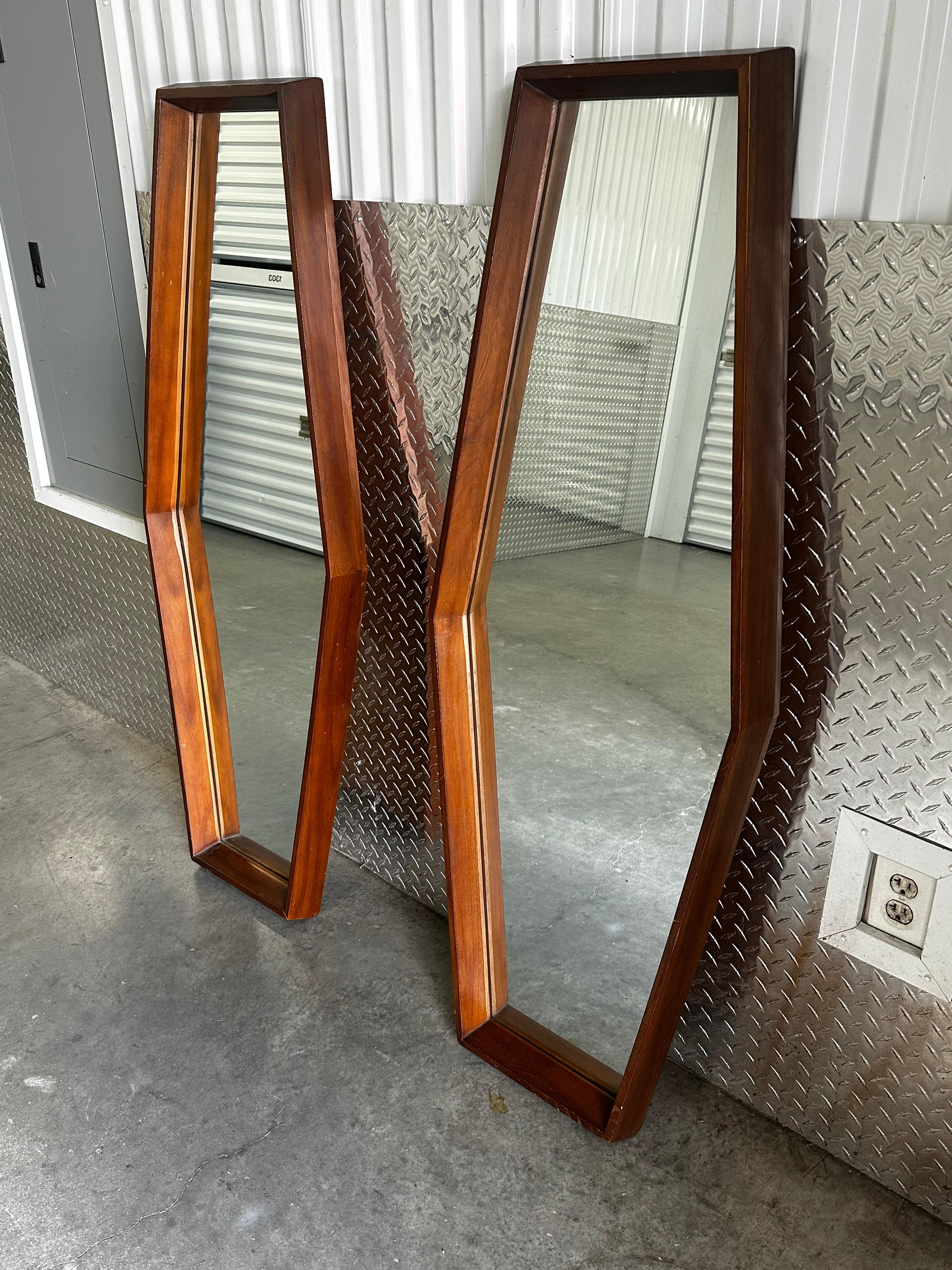 Specchi scultorei in noce in stile Pearsall degli anni '60, set di 2 In condizioni buone in vendita a Fort Lauderdale, FL