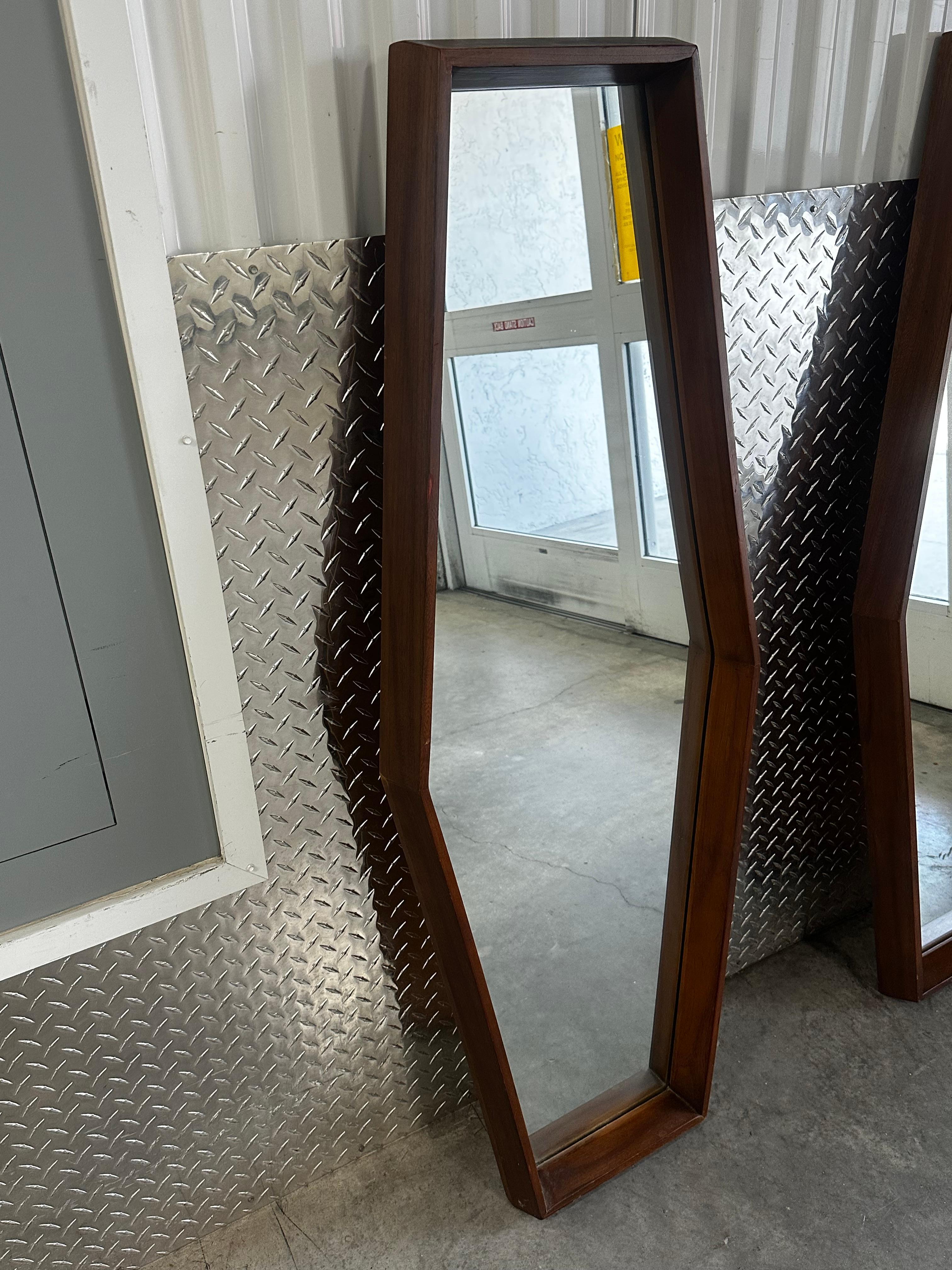 Vetro Specchi scultorei in noce in stile Pearsall degli anni '60, set di 2 in vendita