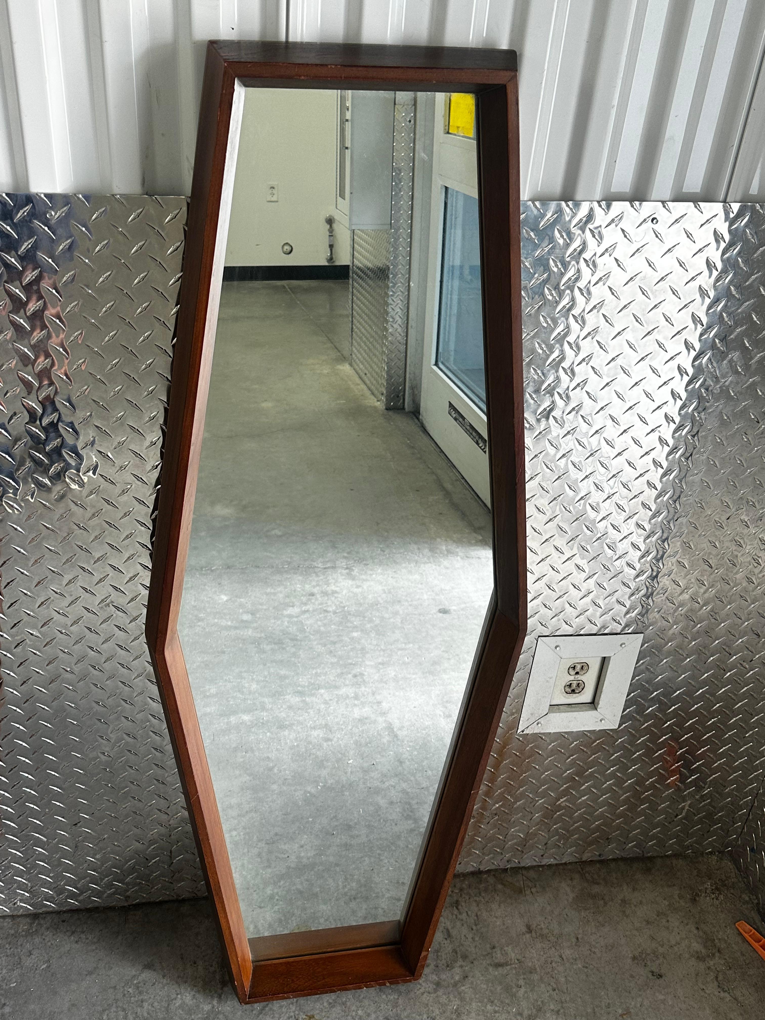 Specchi scultorei in noce in stile Pearsall degli anni '60, set di 2 in vendita 1