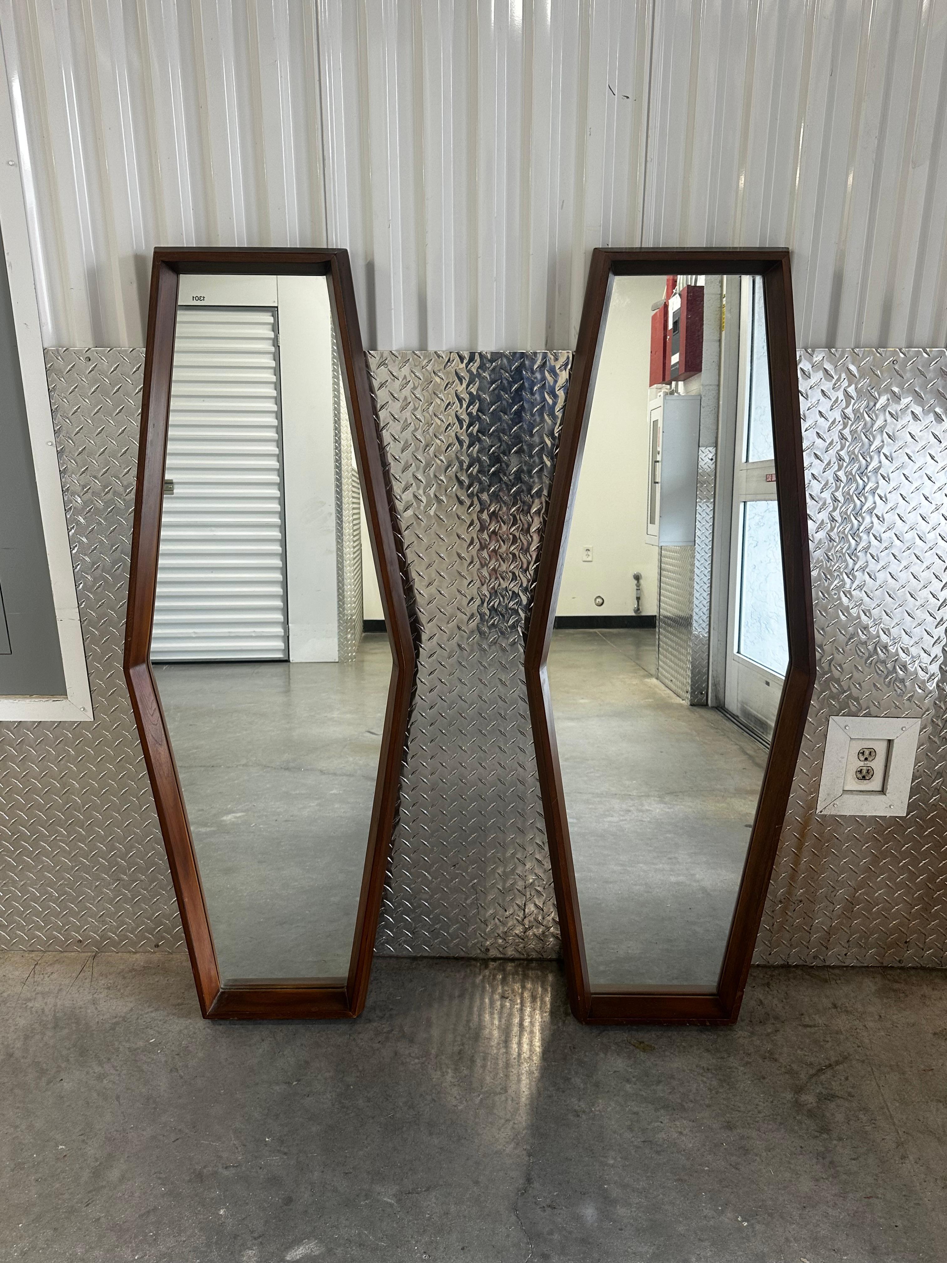 Specchi scultorei in noce in stile Pearsall degli anni '60, set di 2 in vendita 2