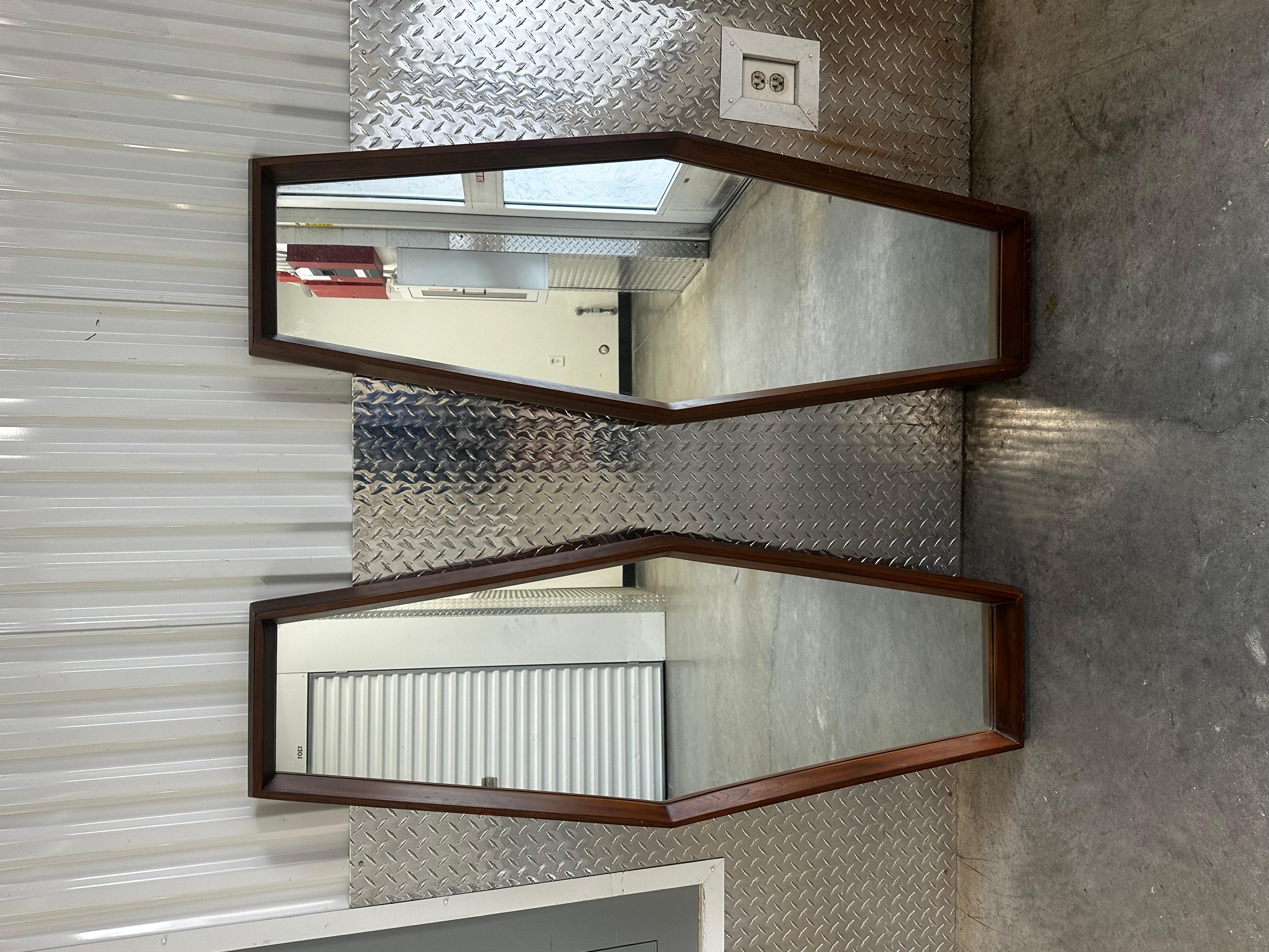 Specchi scultorei in noce in stile Pearsall degli anni '60, set di 2 in vendita 2