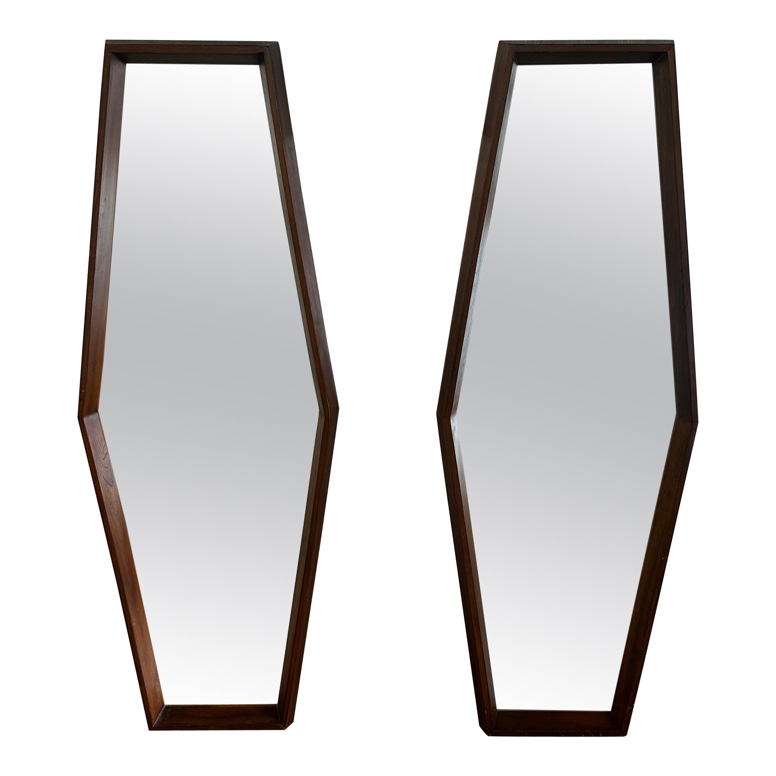 Specchi scultorei in noce in stile Pearsall degli anni '60, set di 2 in vendita