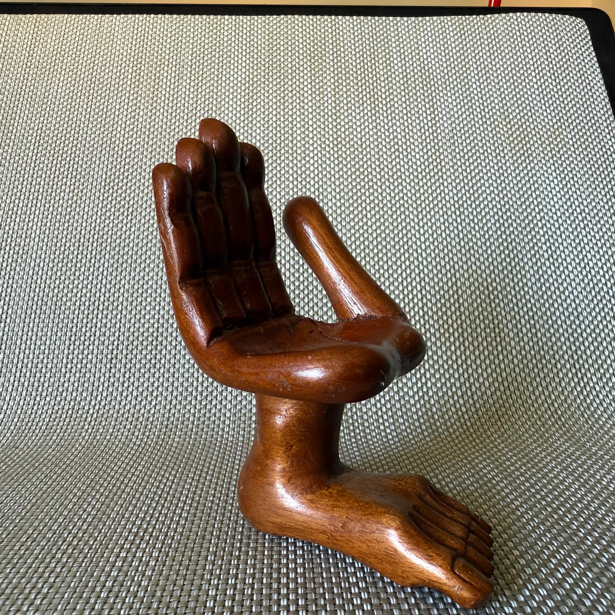 Pedro Friedeberg, scultura in miniatura di una sedia con piede e mano degli anni '60 in vendita 10