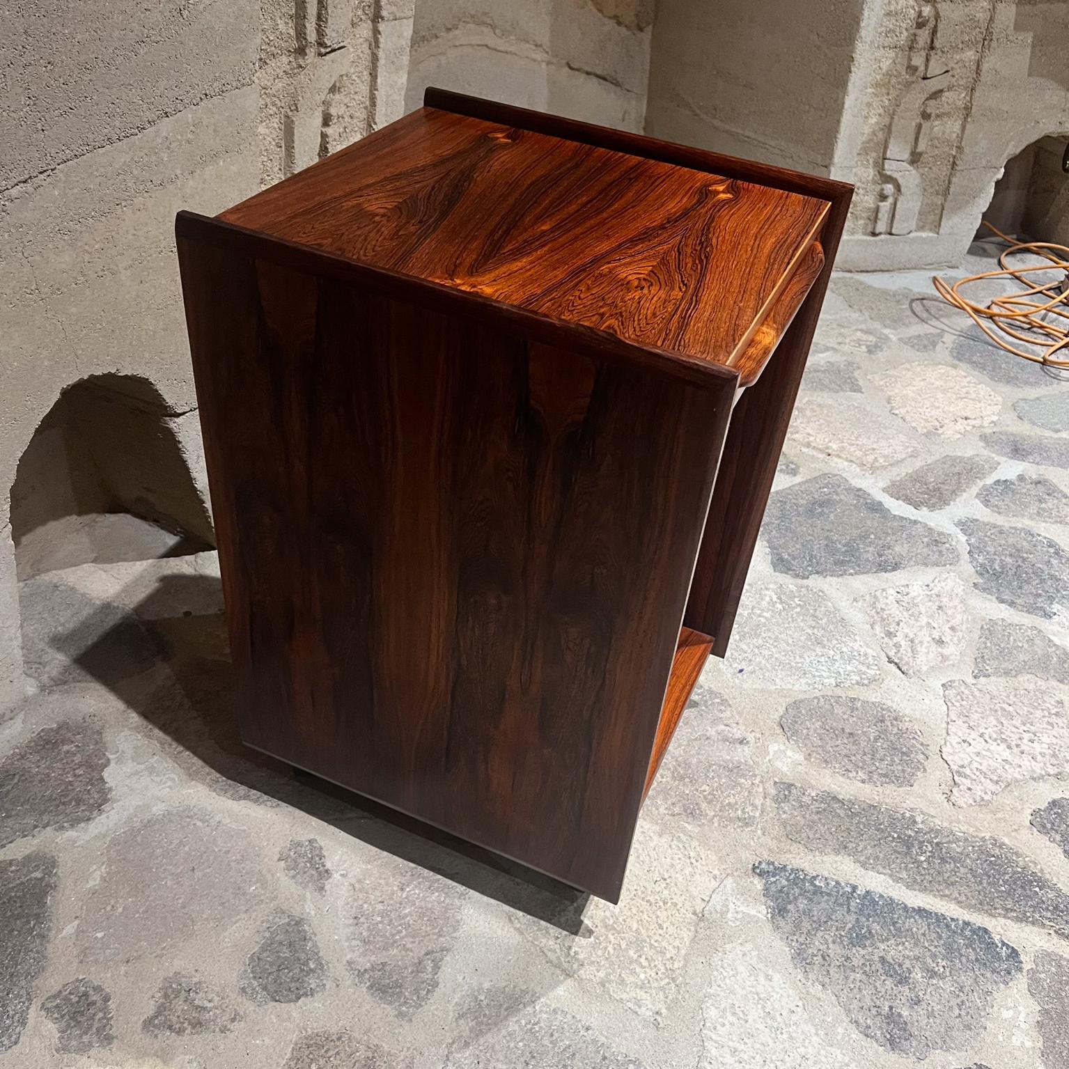 Norvégien Table de nuit norvégienne Pega Ib Juul Christensen des années 1960 en vente