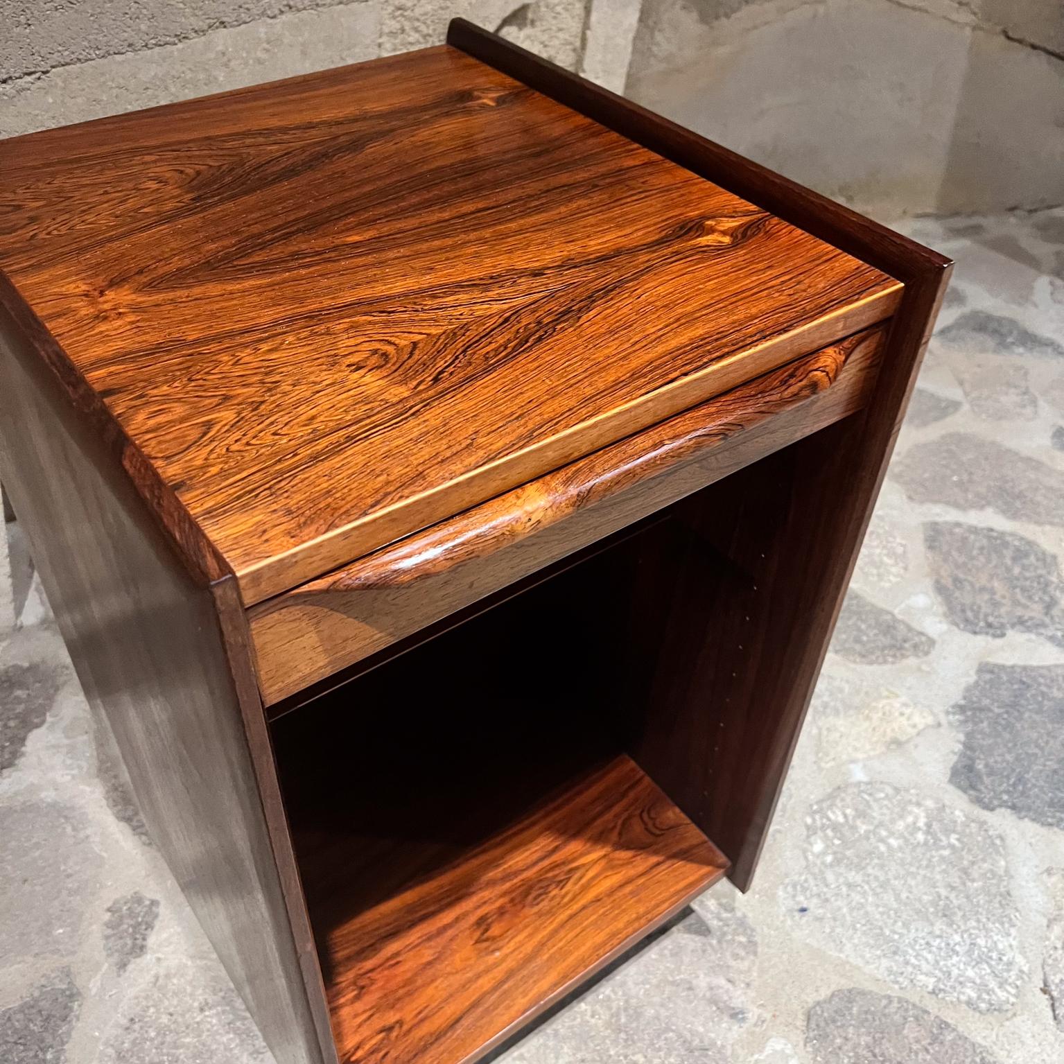 Milieu du XXe siècle Table de nuit norvégienne Pega Ib Juul Christensen des années 1960 en vente