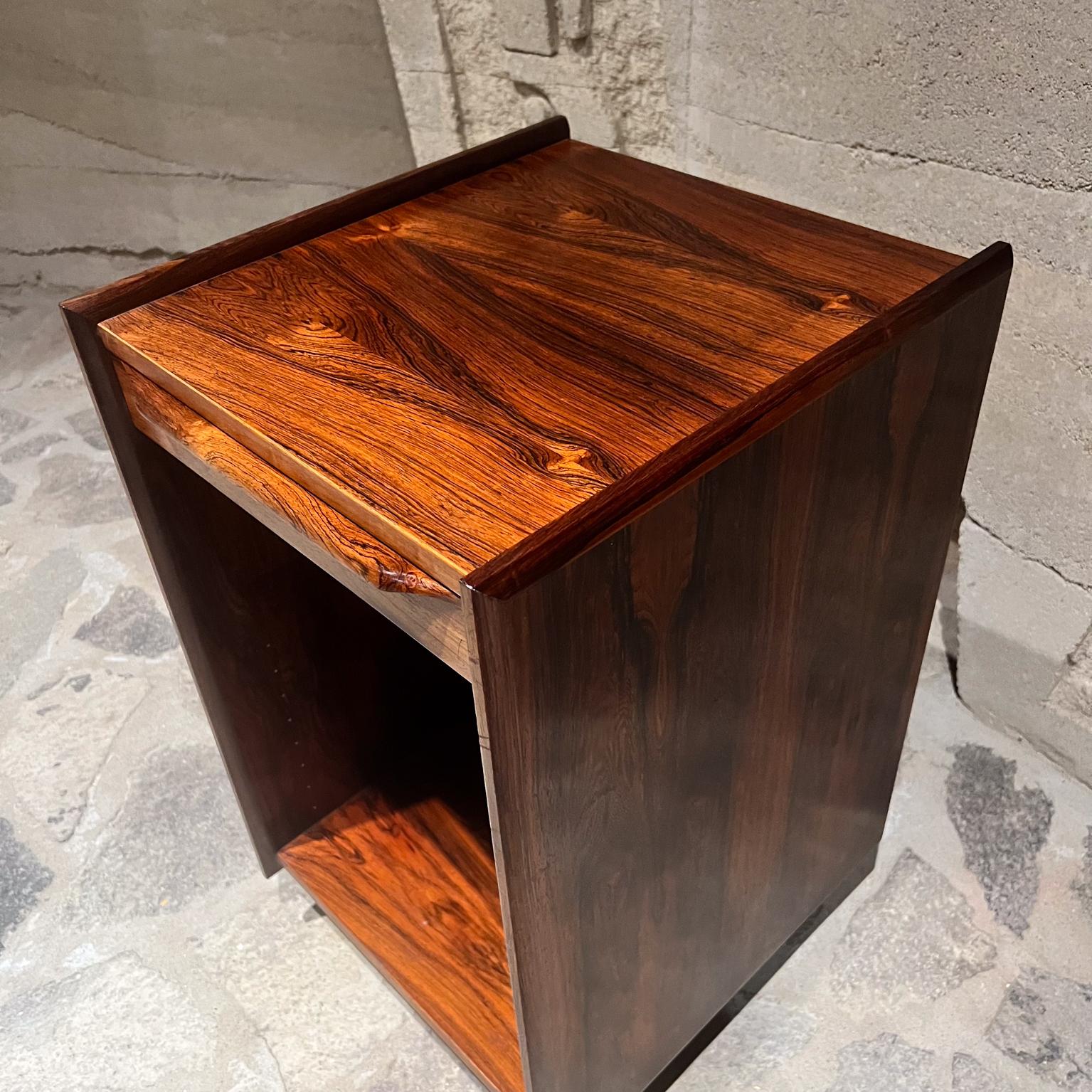 Bois de rose Table de nuit norvégienne Pega Ib Juul Christensen des années 1960 en vente