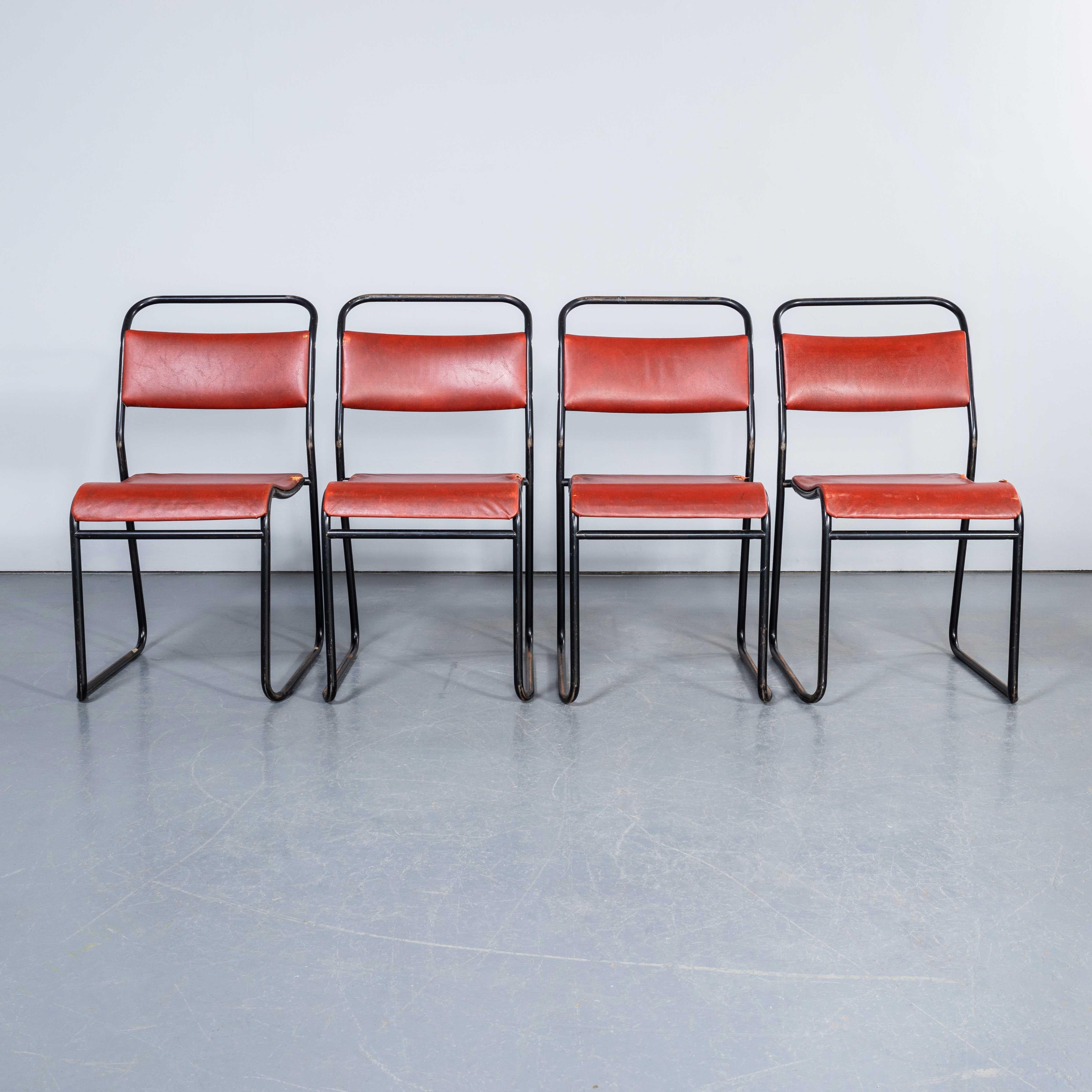Sedie da pranzo imbottite in metallo tubolare Pel degli anni '60 - Set di quattro sedie. 
Le sedie Pel sono un elemento essenziale del Regno Unito e questo set è stato un'incredibile scoperta, quasi tutto con il marchio Pel. Pel è conosciuta
