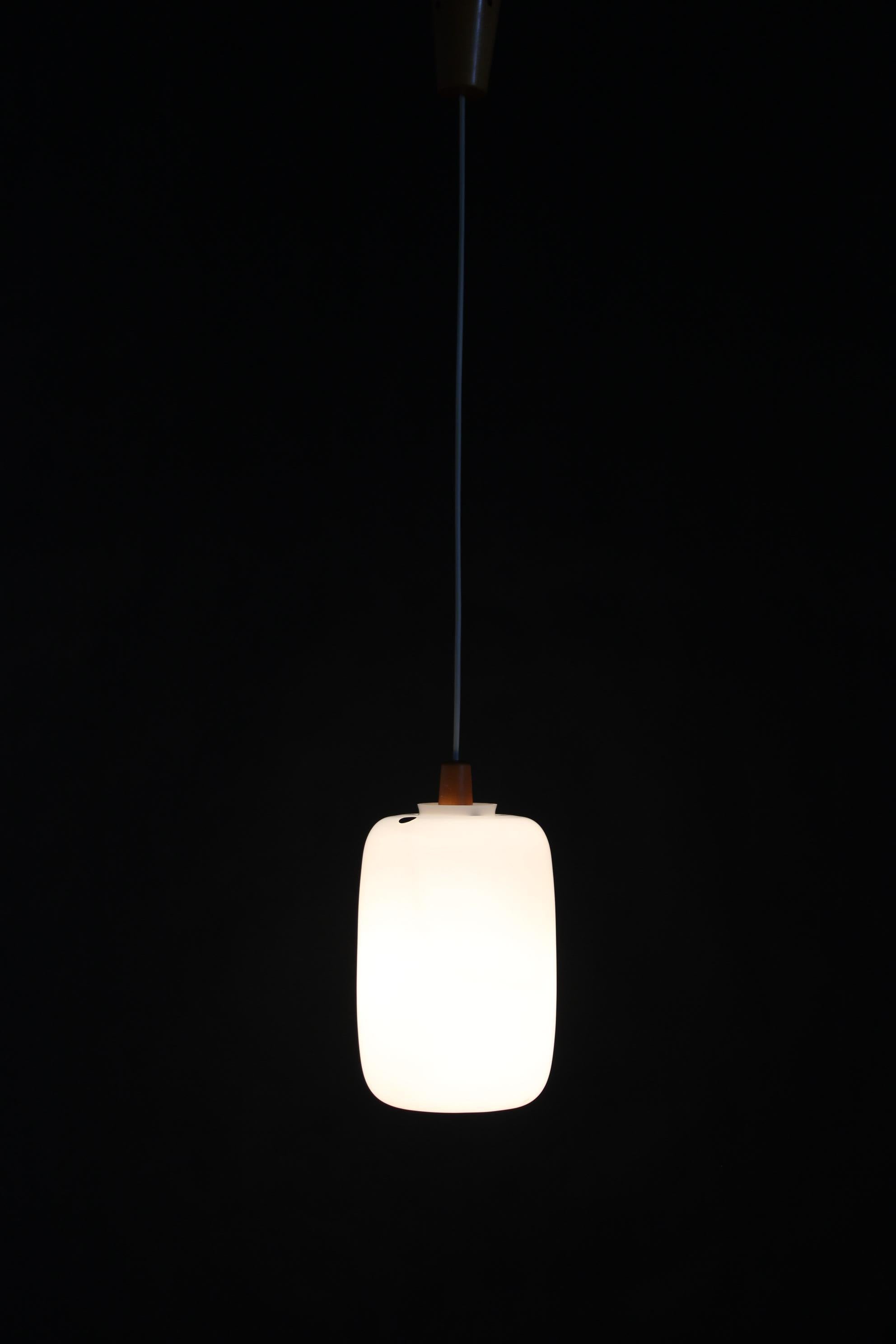 Lampada a sospensione in vetro degli anni '60 di ULUV, Cecoslovacchia in vendita 5