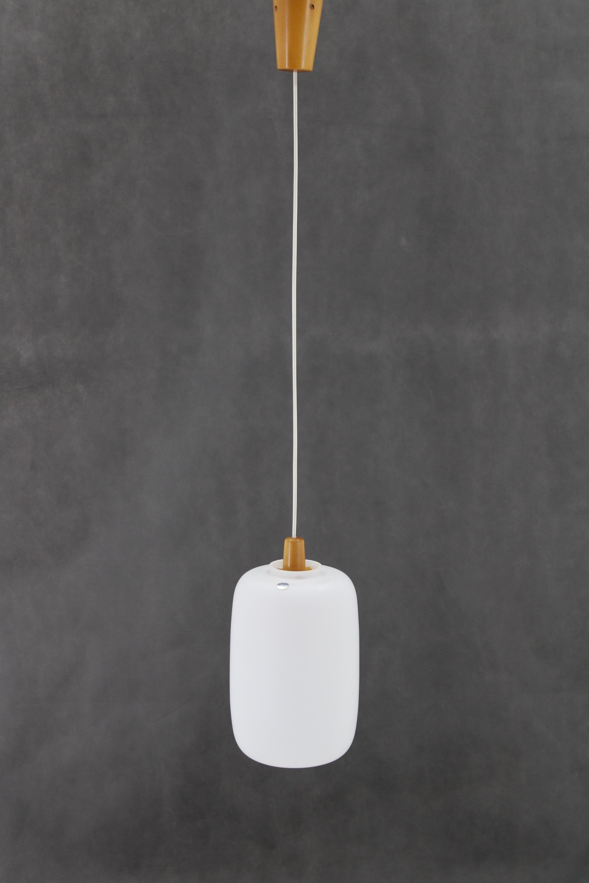 Mid-Century moderno Lampada a sospensione in vetro degli anni '60 di ULUV, Cecoslovacchia in vendita