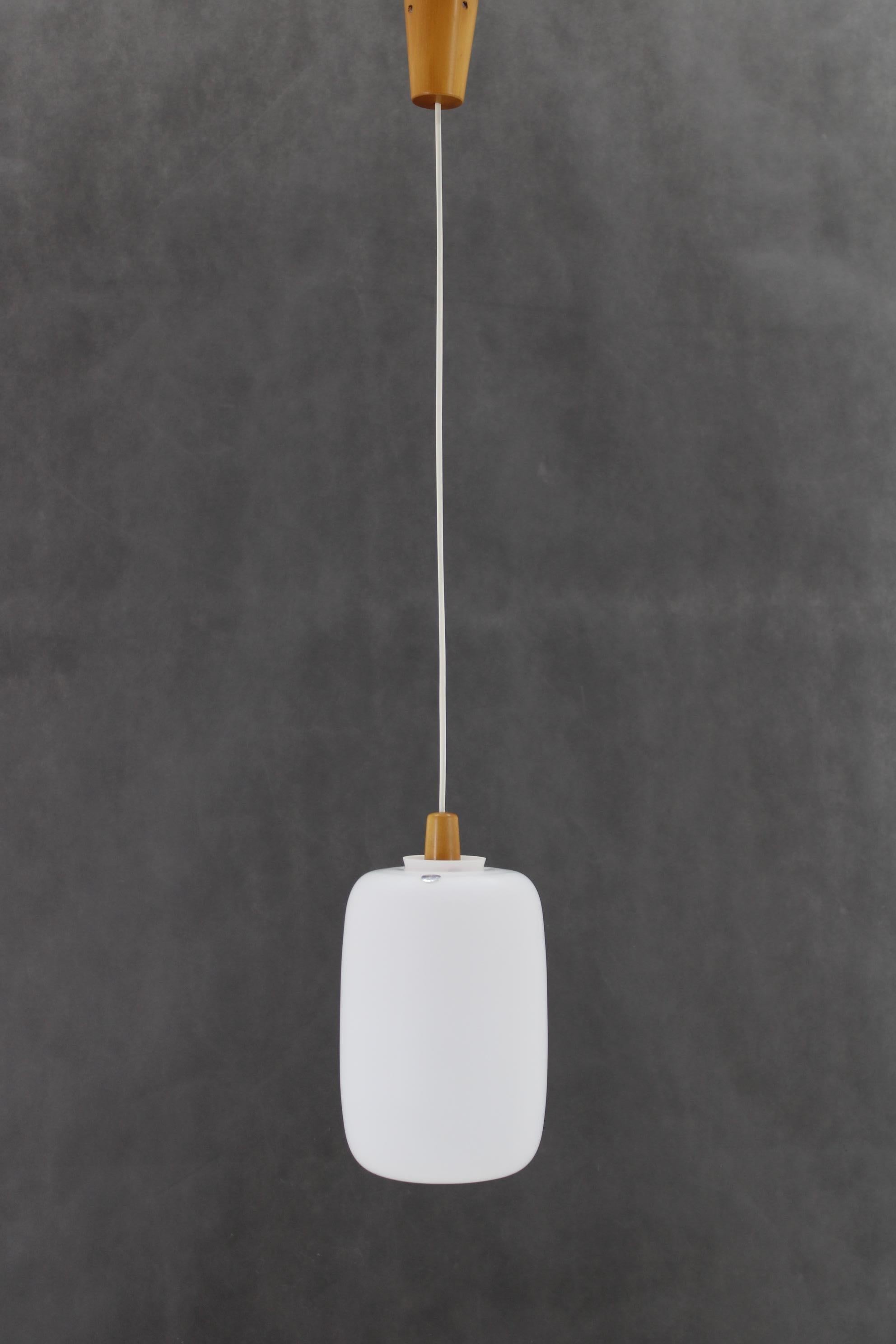 Lampada a sospensione in vetro degli anni '60 di ULUV, Cecoslovacchia In condizioni buone in vendita a Praha, CZ