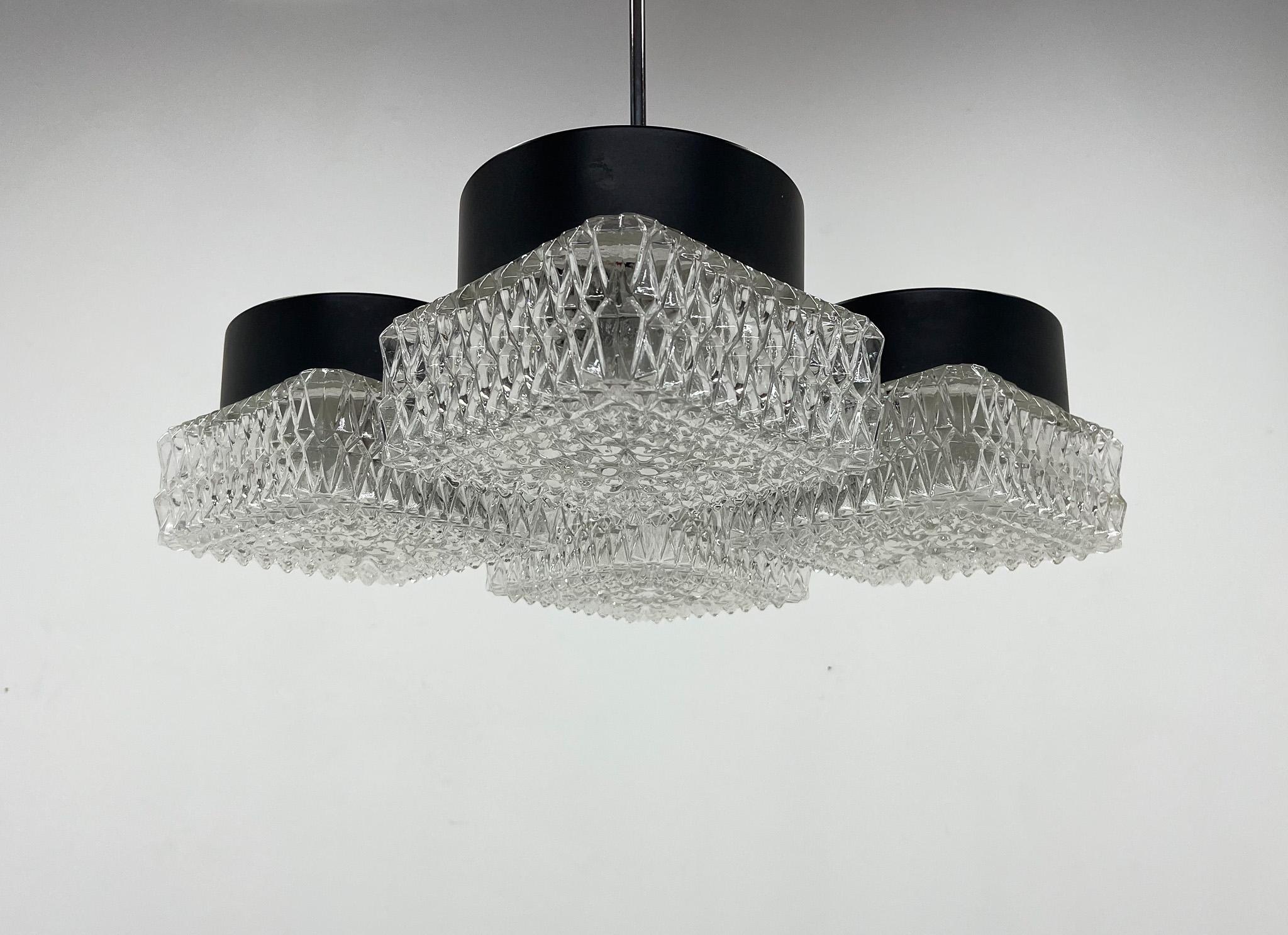 Pendente vintage in vetro pressato, cromo e metallo nero, realizzato da Napako. Contrassegnato dal produttore. Lampadine: 4 x E27 o E26.