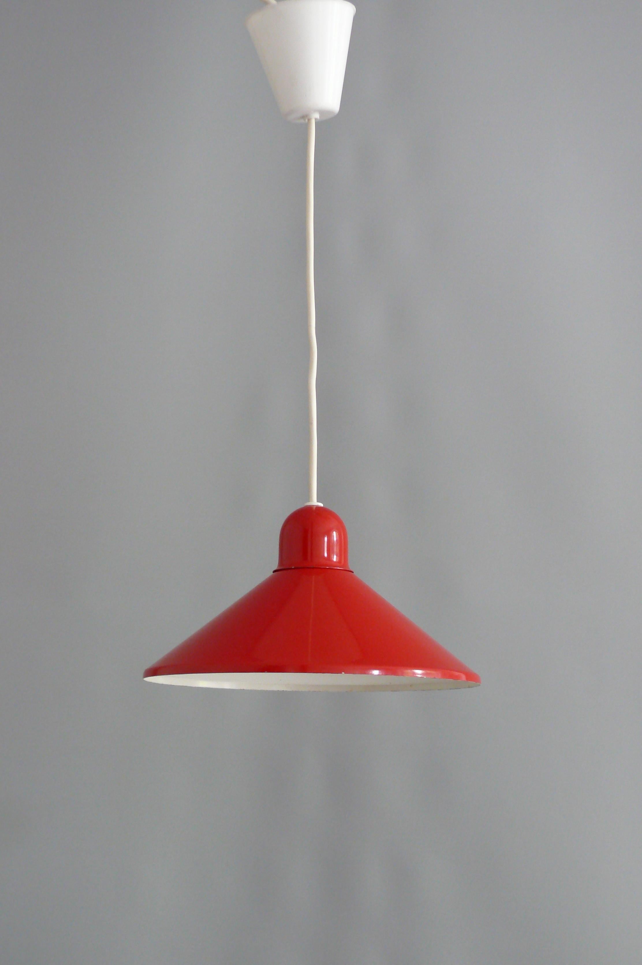 Stylish pendant lamp from Denmark made by E.S. Horn, 
Lamp Model 734

This small pendant lamp impresses with its simple elegance in Scandinavian style. The bold red metal shade, in a period design, is held by a white cable. The interior of the metal