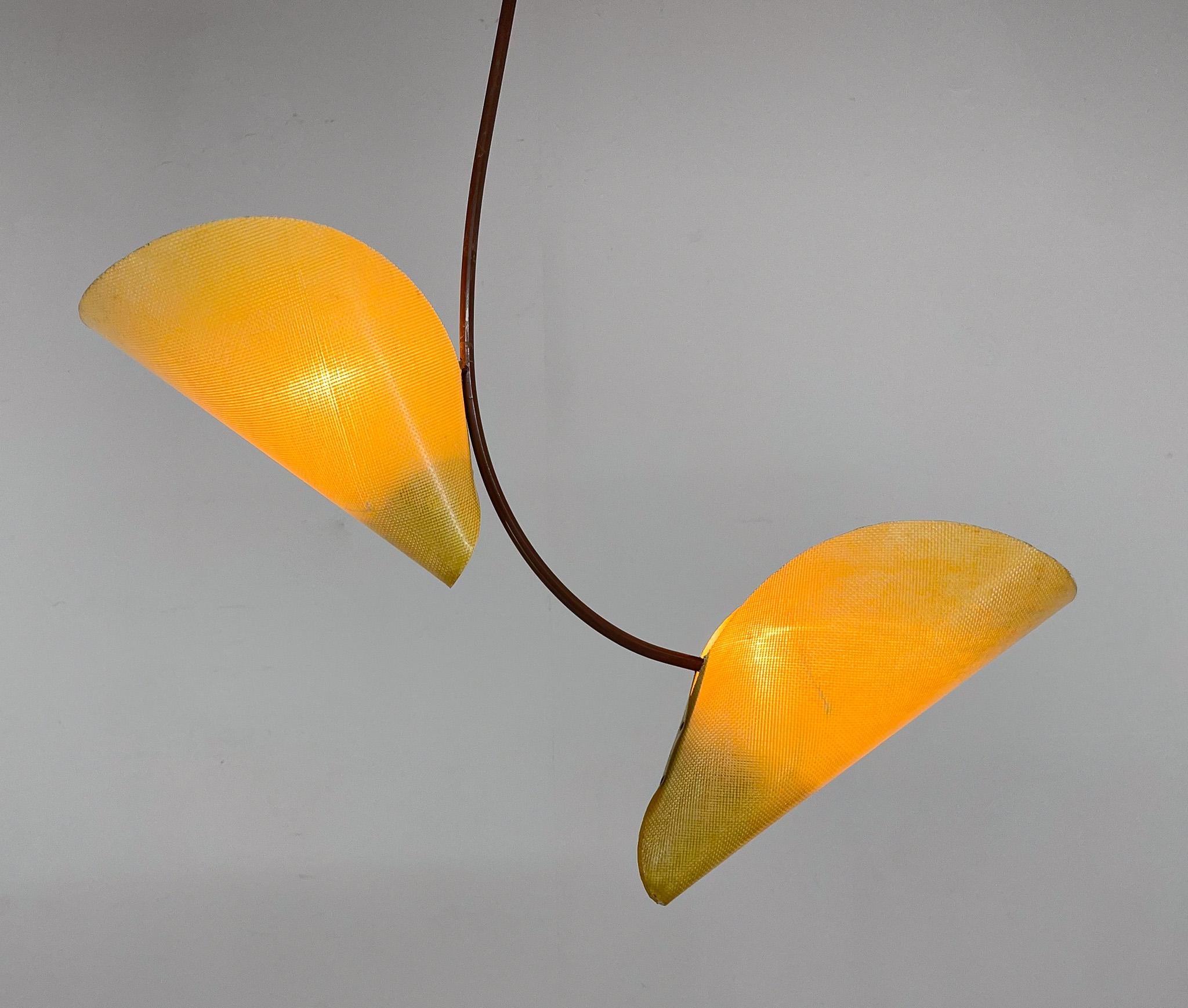 Luminaire suspendu / chandelier moderne du milieu du siècle dernier conçu par le célèbre Josef Hurka et produit par Napako dans l'ancienne Tchécoslovaquie dans les années 1960. Fabriqué en métal avec des abat-jour en fibre de verre. 
Ampoules : 2x 1