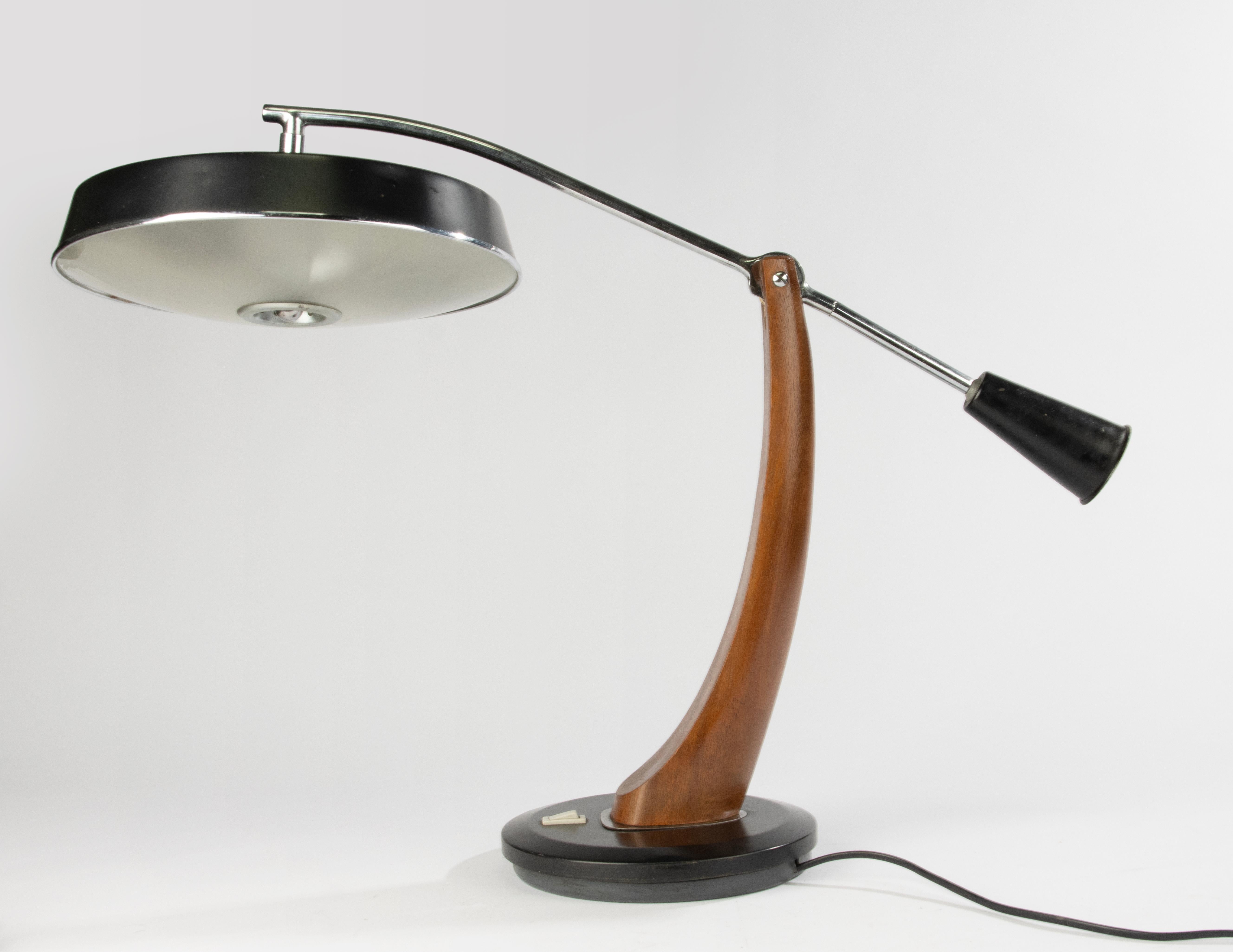 Llamativa e icónica lámpara de escritorio de mediados de siglo de FASE, Madrid, España. Este es el codiciado modelo Presidente, fabricado en la década de 1960. De madera, metal cromado y metal lacado, con una escultural base curvada y brazo