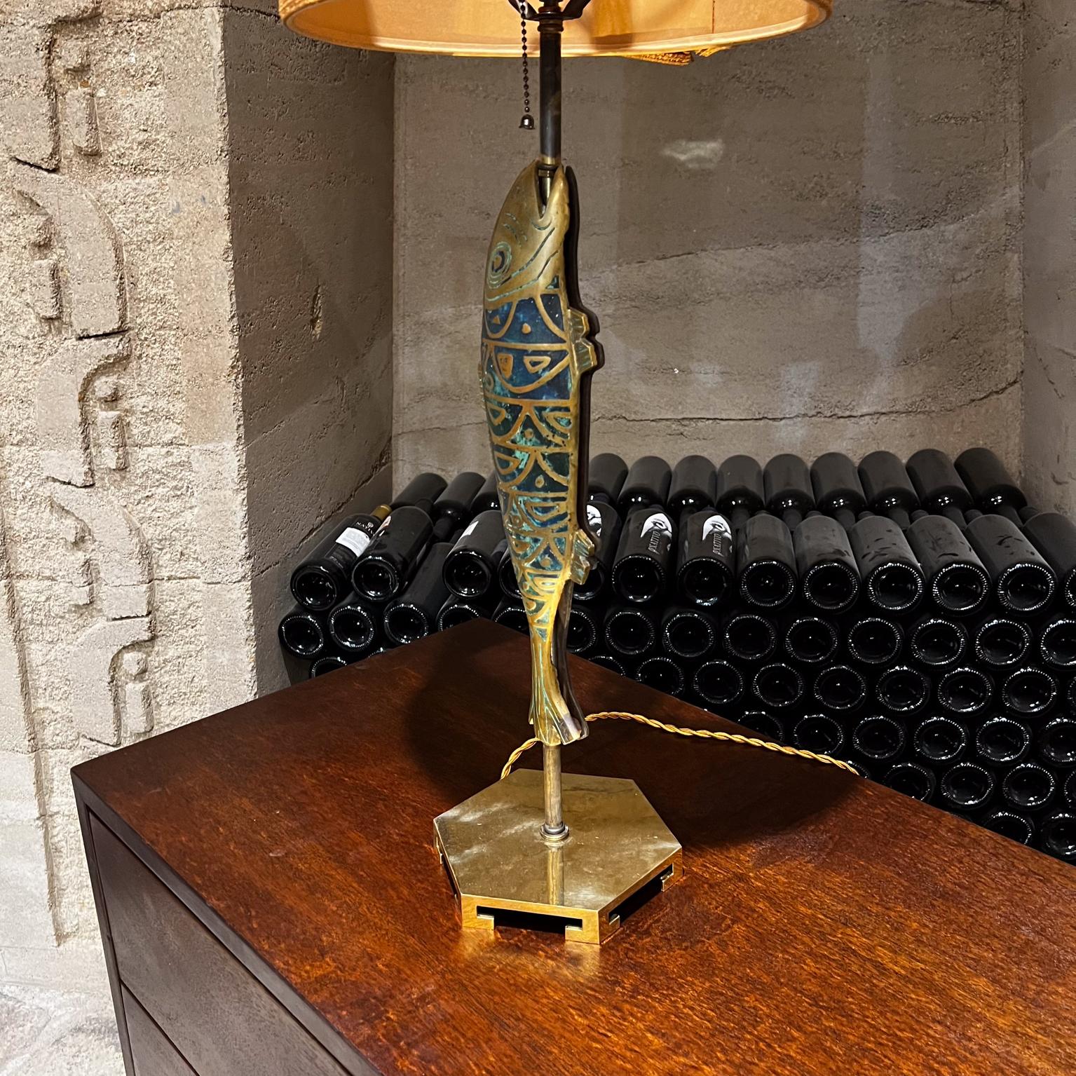 Laiton Lampes de table en bronze à motif poisson de Pepe Mendoza des années 1960, malachite et laiton, Mexique en vente