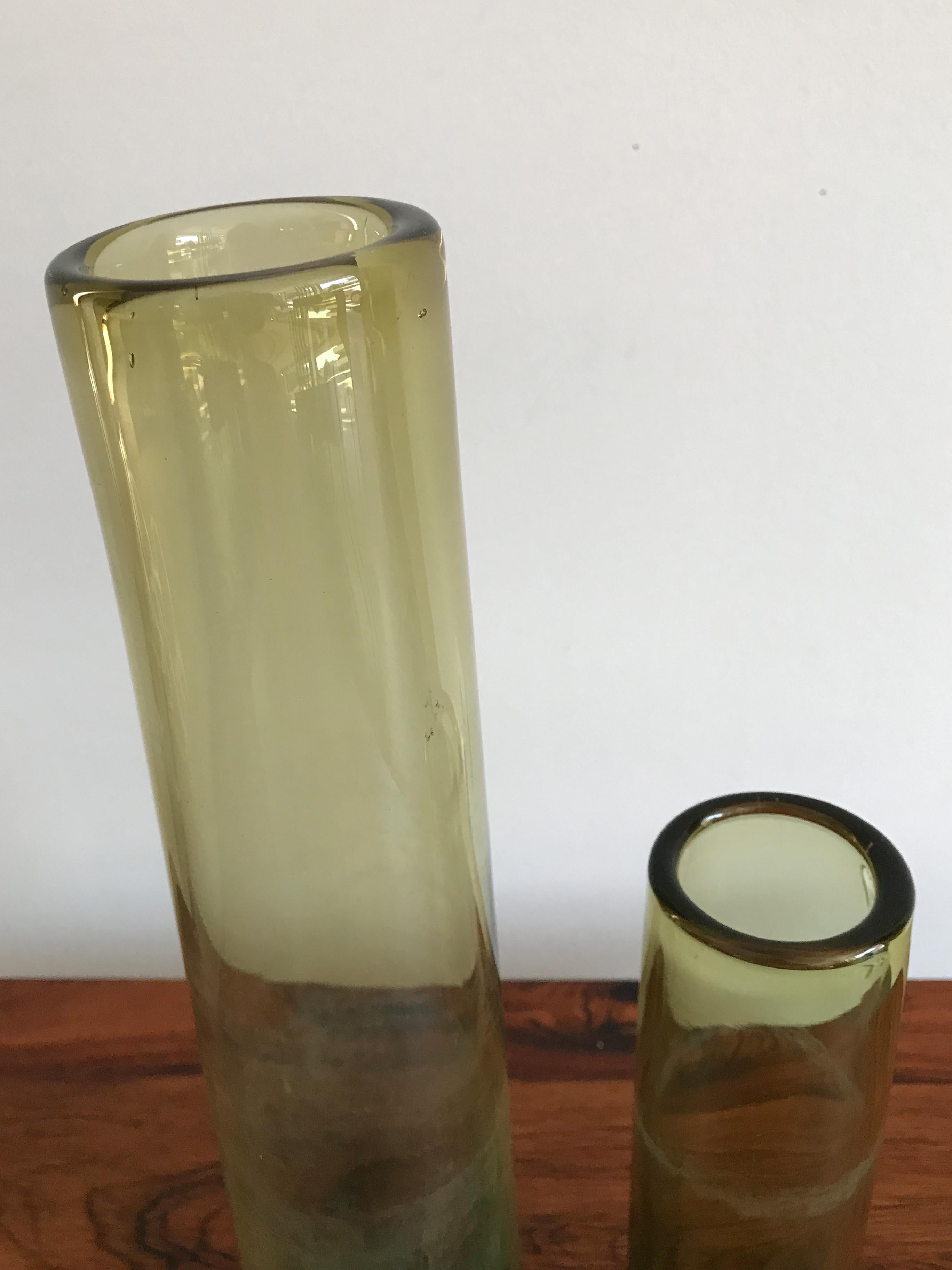 1960s set of two Scandinavian glass vases designed by Danish artist Per Lutken and produced by Holmegaard with mark engraved on the bottom, Mid-Century Modern design, olive color.
Some signs due to normal use over time.
Dimensions from the
