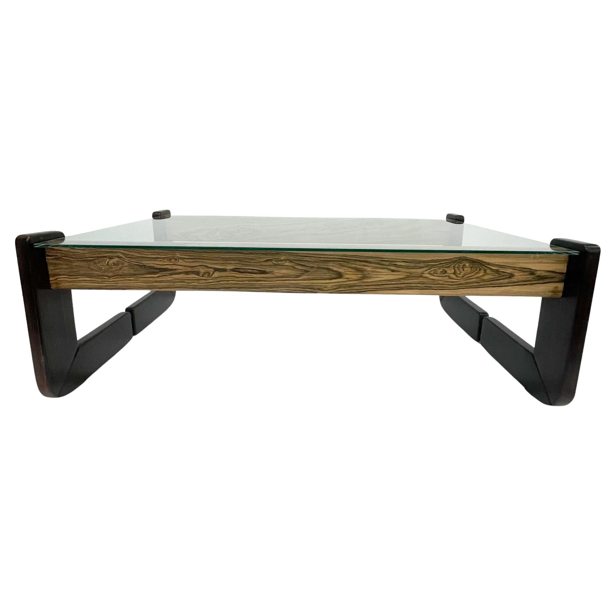Tavolino vintage Percival Lafer di forma rettangolare.
Piano in vetro in legno esotico jacaranda rosewood (legno massiccio).
Non è presente l'etichetta del produttore.
Realizzato in Brasile intorno agli anni '60.
Ottime condizioni, solido e