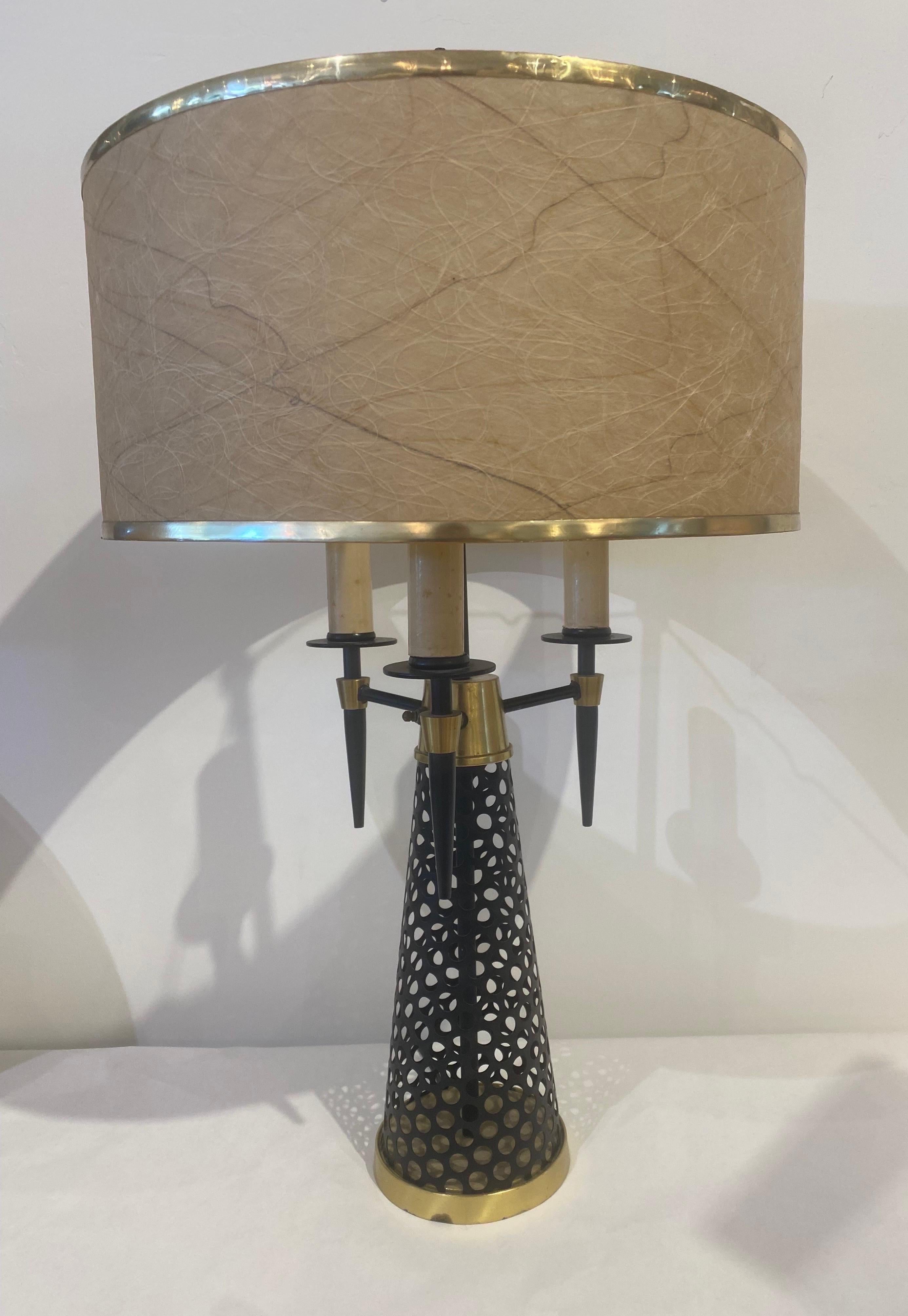 Mid-Century Modern Lampe de table en métal perforé et laiton des années 1960 en vente