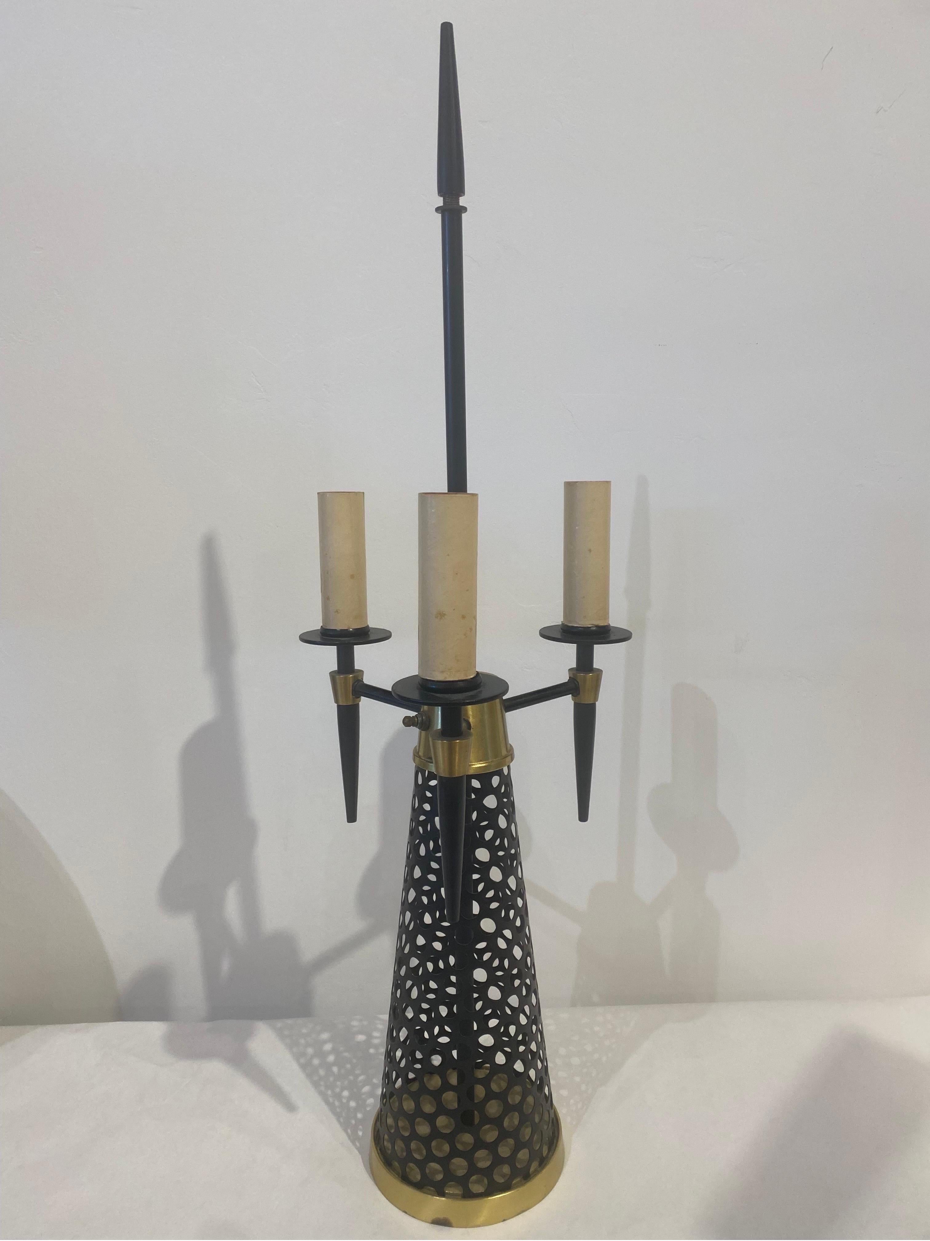 Américain Lampe de table en métal perforé et laiton des années 1960 en vente